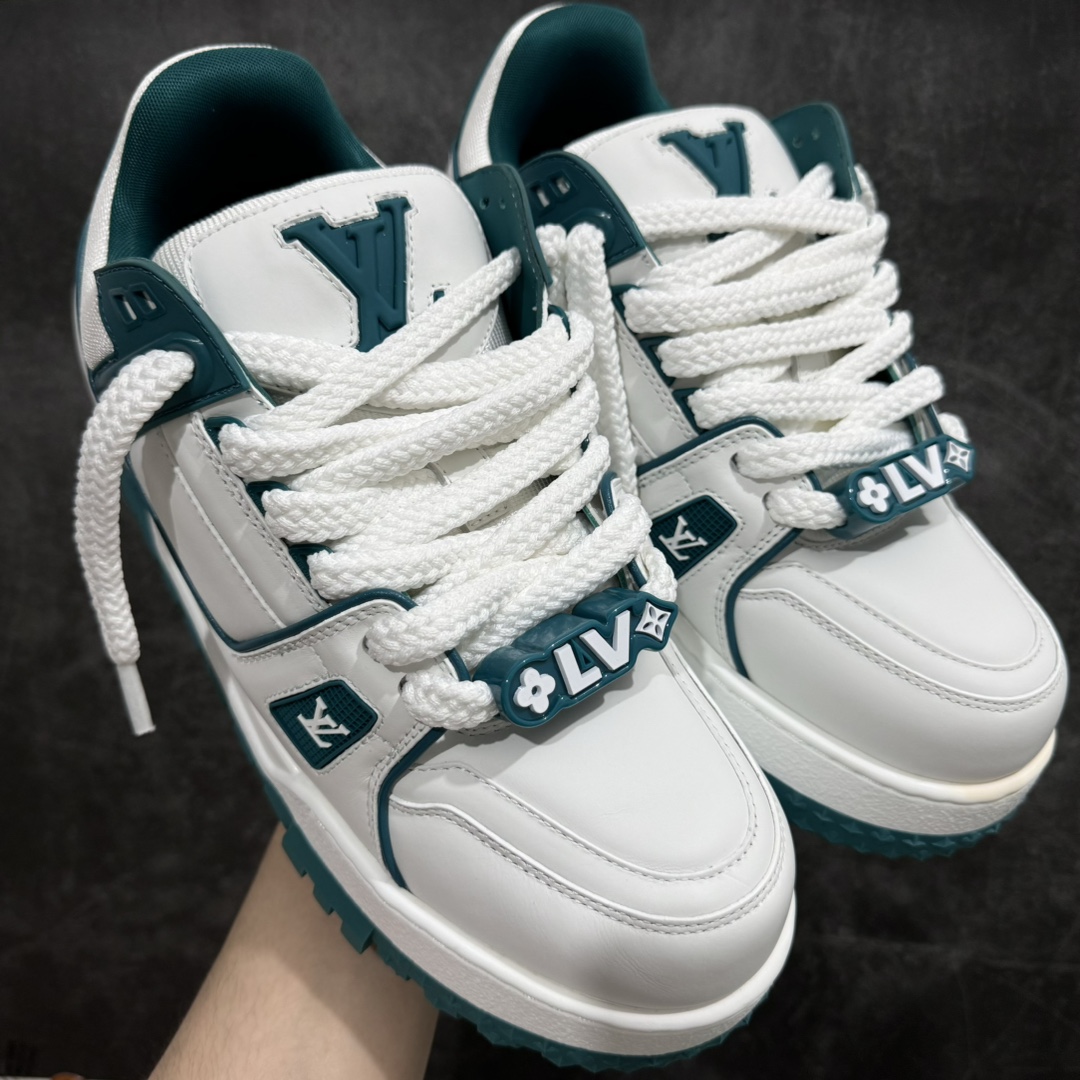 【佛山顶级超A版】Louis Vuitton LV Trainer 系列本地仓库现货 当天可自取n私人订单 专柜混卖零售专供n所有配色均为购买原版复刻n整体版型 皮料 市场独一无二后跟版型都可以自行对比[机智]吊打市场所有货n怒甩十条街，欢迎拿市场各大工厂的货来对比！n鞋舌烫金超正 压印程度秒杀市面90%以上的高端货n新配色陆续开发出货  尺码：35-45   编码：T1520580-鞋库