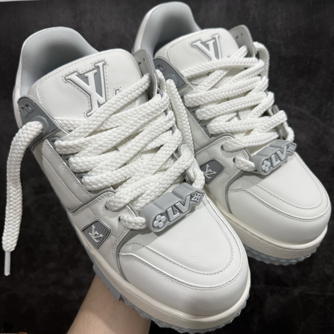 【佛山顶级超A版】Louis Vuitton LV Trainer 系列本地仓库现货 当天可自取n私人订单 专柜混卖零售专供n所有配色均为购买原版复刻n整体版型 皮料 市场独一无二后跟版型都可以自行对比[机智]吊打市场所有货n怒甩十条街，欢迎拿市场各大工厂的货来对比！n鞋舌烫金超正 压印程度秒杀市面90%以上的高端货n新配色陆续开发出货  尺码：35-45   编码：T1520580-鞋库