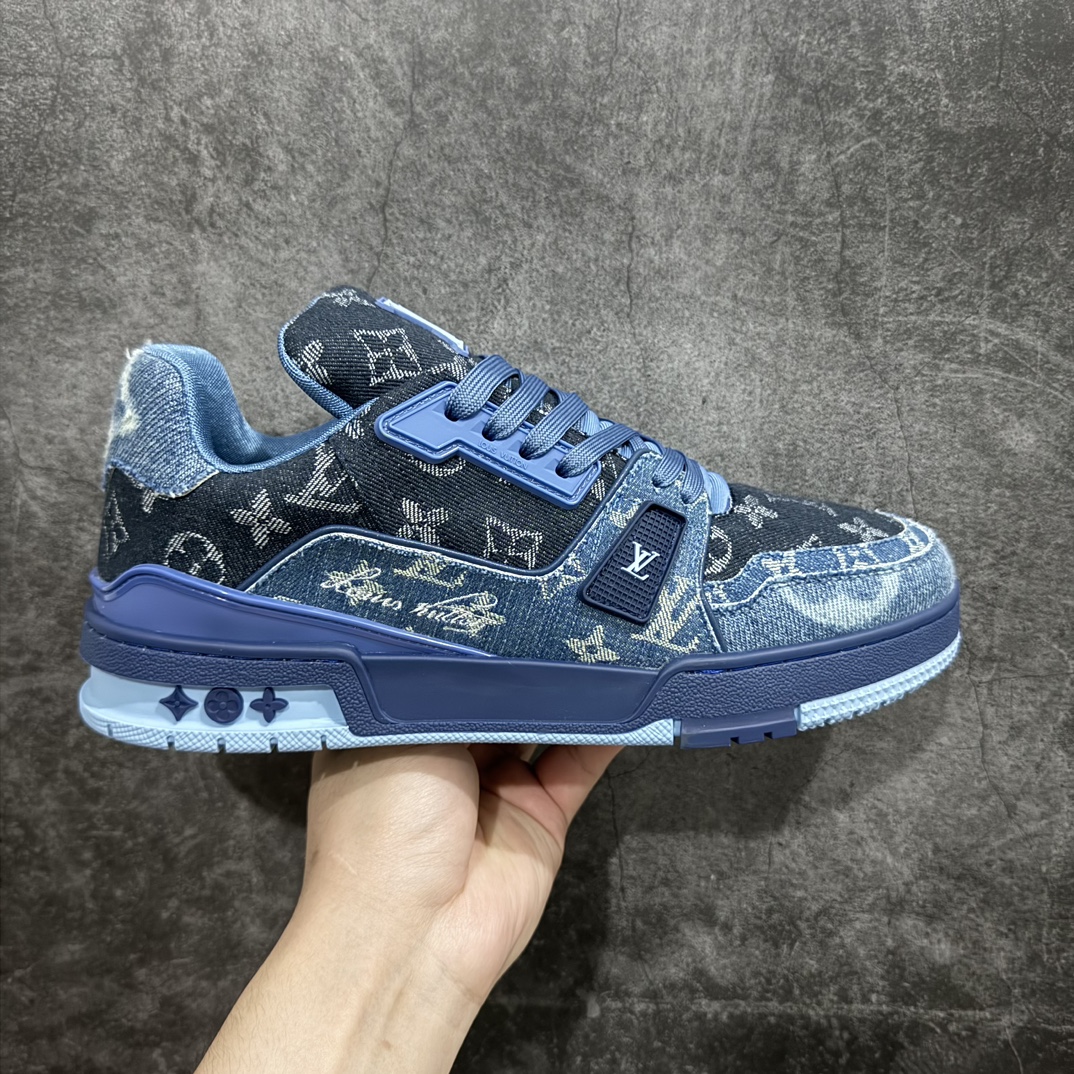 【佛山顶级超A版】Louis Vuitton LV Trainer系列本地仓库现货 当天可自取n私人订单 专柜混卖零售专供n所有配色均为购买原版复刻n整体版型 皮料 市场独一无二后跟版型都可以自行对比[机智]吊打市场所有货n怒甩十条街，欢迎拿市场各大工厂的货来对比！n鞋舌烫金超正 压印程度秒杀市面90%以上的高端货n新配色陆续开发出货  尺码：39-45   编码：T1520550-鞋库