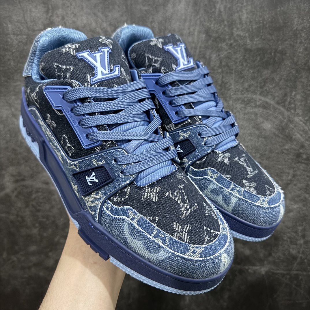 【佛山顶级超A版】Louis Vuitton LV Trainer系列本地仓库现货 当天可自取n私人订单 专柜混卖零售专供n所有配色均为购买原版复刻n整体版型 皮料 市场独一无二后跟版型都可以自行对比[机智]吊打市场所有货n怒甩十条街，欢迎拿市场各大工厂的货来对比！n鞋舌烫金超正 压印程度秒杀市面90%以上的高端货n新配色陆续开发出货  尺码：39-45   编码：T1520550-鞋库