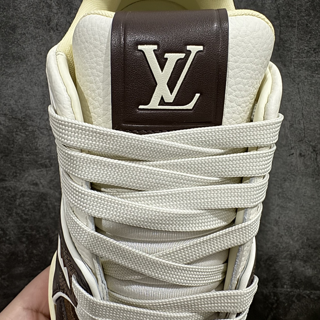 图片[6]-【佛山顶级超A版】Louis Vuitton LV Trainer系列本地仓库现货 当天可自取n私人订单 专柜混卖零售专供n所有配色均为购买原版复刻n整体版型 皮料 市场独一无二后跟版型都可以自行对比[机智]吊打市场所有货n怒甩十条街，欢迎拿市场各大工厂的货来对比！n鞋舌烫金超正 压印程度秒杀市面90%以上的高端货n新配色陆续开发出货  尺码：39-45   编码：T1520550-鞋库