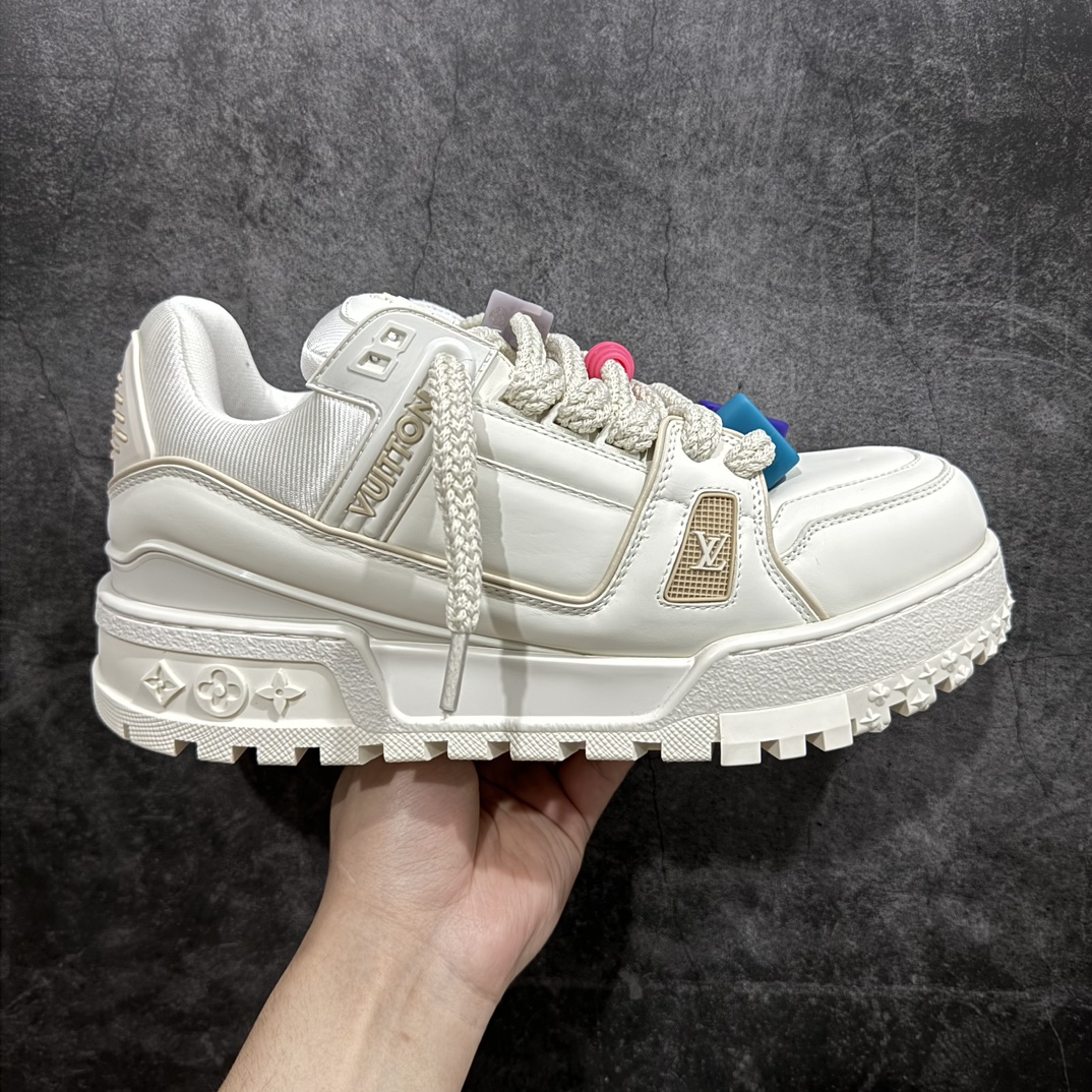 【佛山顶级超A版】Louis Vuitton LV Trainer系列 白胖丁n本地仓库现货 当天可自取n私人订单 专柜混卖零售专供n所有配色均为购买原版复刻n整体版型 皮料 市场独一无二后跟版型都可以自行对比[机智]吊打市场所有货n怒甩十条街，欢迎拿市场各大工厂的货来对比！n鞋舌烫金超正 压印程度秒杀市面90%以上的高端货n新配色陆续开发出货  尺码：35-45   编码：T1520550-鞋库