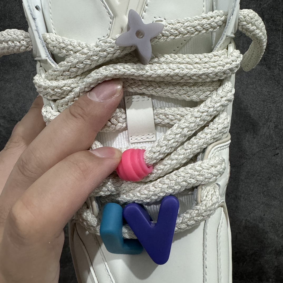 图片[6]-【佛山顶级超A版】Louis Vuitton LV Trainer系列 白胖丁n本地仓库现货 当天可自取n私人订单 专柜混卖零售专供n所有配色均为购买原版复刻n整体版型 皮料 市场独一无二后跟版型都可以自行对比[机智]吊打市场所有货n怒甩十条街，欢迎拿市场各大工厂的货来对比！n鞋舌烫金超正 压印程度秒杀市面90%以上的高端货n新配色陆续开发出货  尺码：35-45   编码：T1520550-鞋库