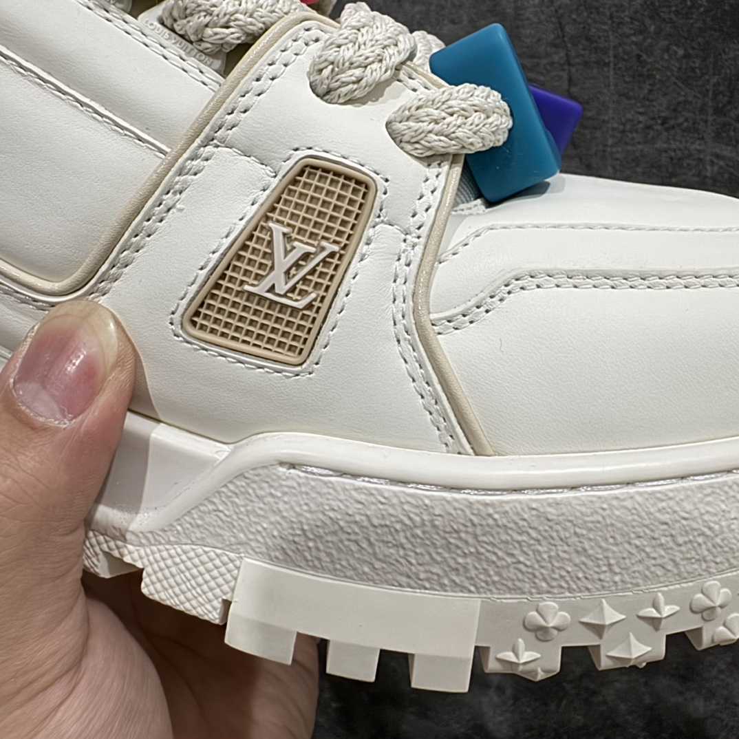 图片[4]-【佛山顶级超A版】Louis Vuitton LV Trainer系列 白胖丁n本地仓库现货 当天可自取n私人订单 专柜混卖零售专供n所有配色均为购买原版复刻n整体版型 皮料 市场独一无二后跟版型都可以自行对比[机智]吊打市场所有货n怒甩十条街，欢迎拿市场各大工厂的货来对比！n鞋舌烫金超正 压印程度秒杀市面90%以上的高端货n新配色陆续开发出货  尺码：35-45   编码：T1520550-鞋库