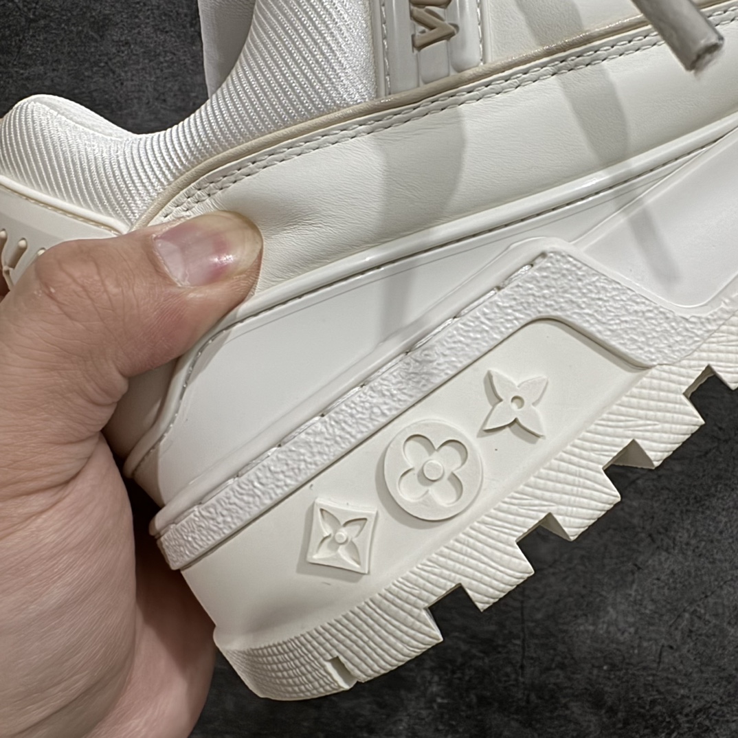 图片[2]-【佛山顶级超A版】Louis Vuitton LV Trainer系列 白胖丁n本地仓库现货 当天可自取n私人订单 专柜混卖零售专供n所有配色均为购买原版复刻n整体版型 皮料 市场独一无二后跟版型都可以自行对比[机智]吊打市场所有货n怒甩十条街，欢迎拿市场各大工厂的货来对比！n鞋舌烫金超正 压印程度秒杀市面90%以上的高端货n新配色陆续开发出货  尺码：35-45   编码：T1520550-鞋库