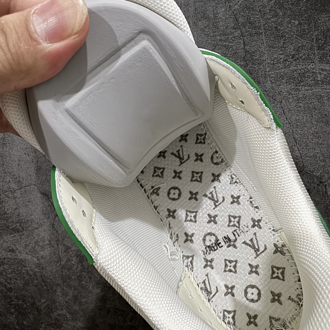 图片[7]-【佛山顶级超A版】Louis Vuitton LV Trainer系列n本地仓库现货 当天可取n私人订单 专柜混卖零售专供n所有配色均为购买原版复刻n整体版型 皮料 市场独一无二后跟版型都可以自行对比[机智]吊打市场所有货n怒甩十条街，欢迎拿市场各大工厂的货来对比！n鞋舌烫金超正 压印程度秒杀市面90%以上的高端货n新配色陆续开发出货  尺码：39-45   编码：T1520550-鞋库