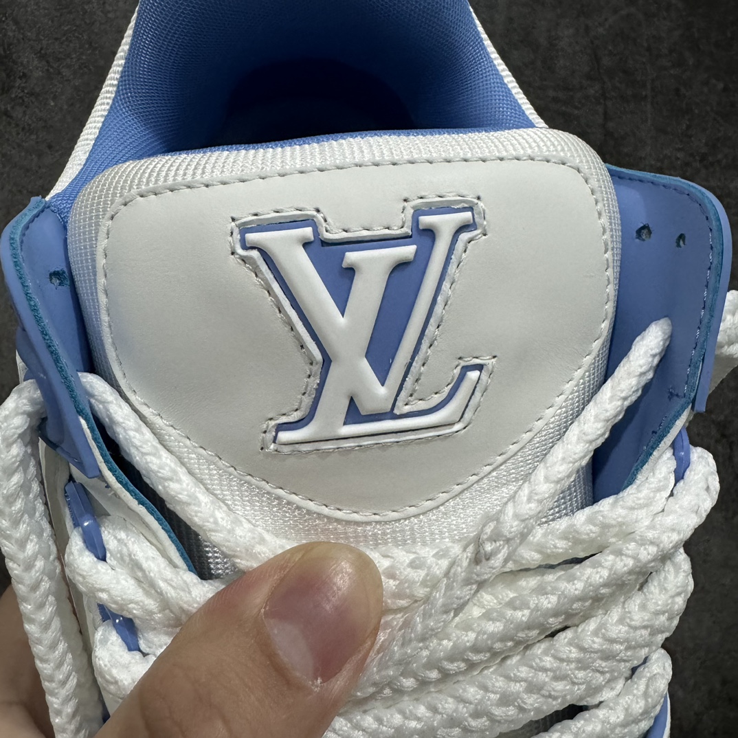 图片[4]-【佛山顶级超A版】Louis Vuitton LV Trainer系列 胖丁n本地仓库现货 当天可取n私人订单 专柜混卖零售专供n所有配色均为购买原版复刻n整体版型 皮料 市场独一无二后跟版型都可以自行对比[机智]吊打市场所有货n怒甩十条街，欢迎拿市场各大工厂的货来对比！n鞋舌烫金超正 压印程度秒杀市面90%以上的高端货n新配色陆续开发出货  尺码：35-45   编码：T1520550-莆田鞋批发中心