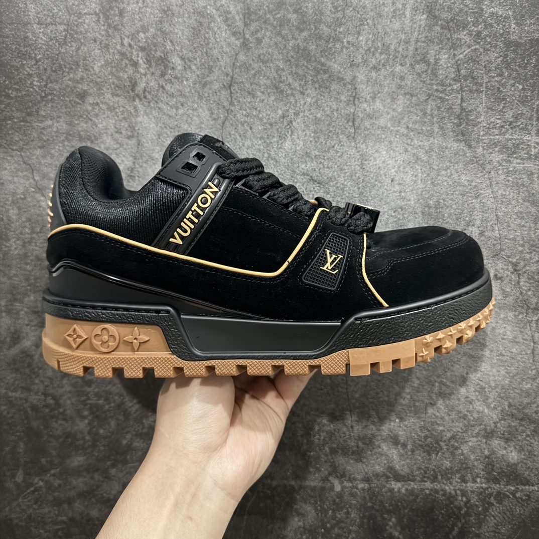 【佛山顶级超A版】Louis Vuitton LV Trainer系列 胖丁n本地仓库现货 当天可取n私人订单 专柜混卖零售专供n所有配色均为购买原版复刻n整体版型 皮料 市场独一无二后跟版型都可以自行对比[机智]吊打市场所有货n怒甩十条街，欢迎拿市场各大工厂的货来对比！n鞋舌烫金超正 压印程度秒杀市面90%以上的高端货n新配色陆续开发出货  尺码：39-45   编码：T1520550-鞋库