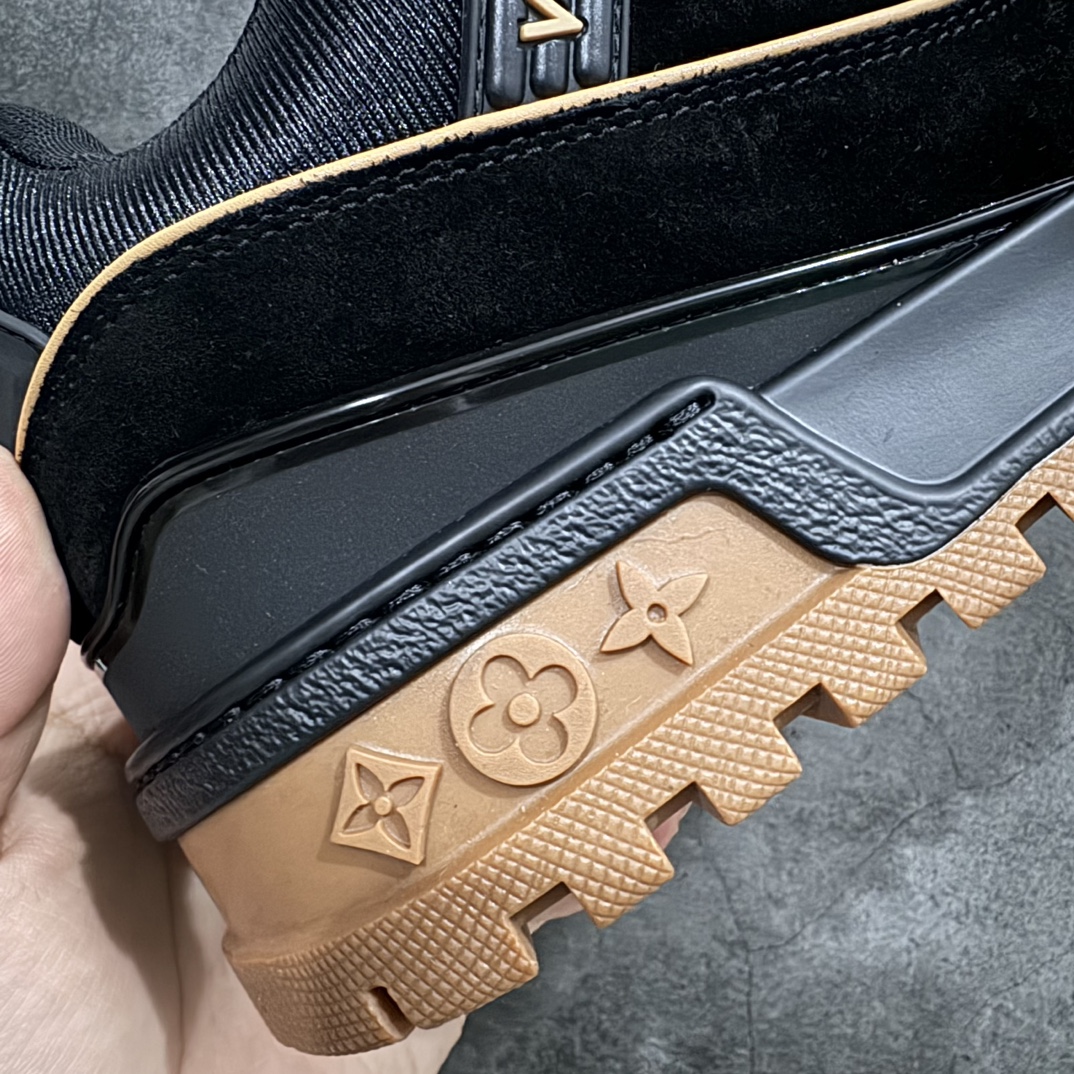 图片[8]-【佛山顶级超A版】Louis Vuitton LV Trainer系列 胖丁n本地仓库现货 当天可取n私人订单 专柜混卖零售专供n所有配色均为购买原版复刻n整体版型 皮料 市场独一无二后跟版型都可以自行对比[机智]吊打市场所有货n怒甩十条街，欢迎拿市场各大工厂的货来对比！n鞋舌烫金超正 压印程度秒杀市面90%以上的高端货n新配色陆续开发出货  尺码：39-45   编码：T1520550-鞋库