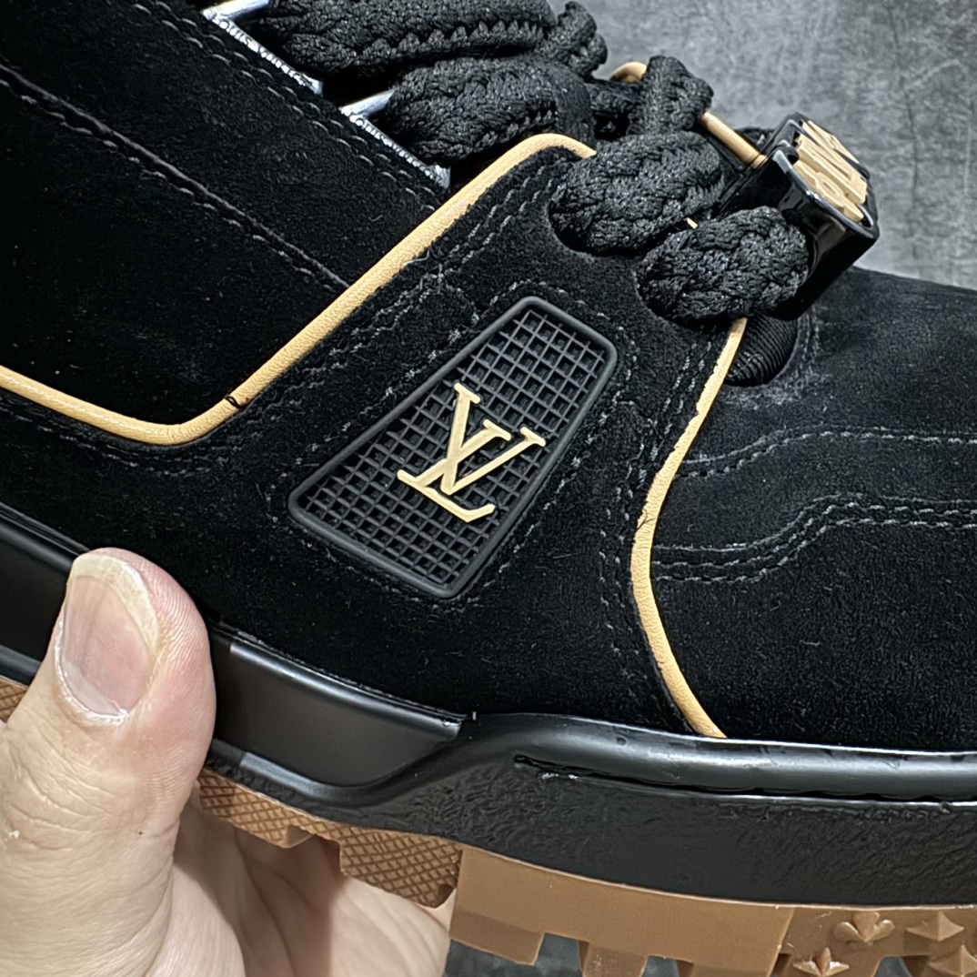 图片[9]-【佛山顶级超A版】Louis Vuitton LV Trainer系列 胖丁n本地仓库现货 当天可取n私人订单 专柜混卖零售专供n所有配色均为购买原版复刻n整体版型 皮料 市场独一无二后跟版型都可以自行对比[机智]吊打市场所有货n怒甩十条街，欢迎拿市场各大工厂的货来对比！n鞋舌烫金超正 压印程度秒杀市面90%以上的高端货n新配色陆续开发出货  尺码：39-45   编码：T1520550-鞋库