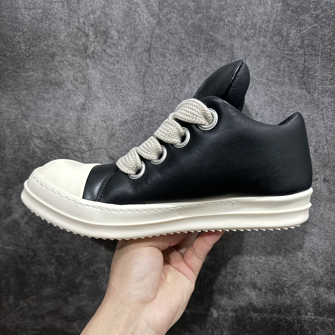 图片[2]-【佛山顶级超A版】RO欧文斯Rick Owens 主线  低帮皮面时尚运动板鞋 西瓜头款式“皮面粗鞋带面包鞋”nn所有配色均为购买原版复刻n整体版型 皮料 市场独一无二后跟版型都可以自行对比[机智]吊打市场所有货n怒甩十条街，欢迎拿市场各大工厂的货来对比！n鞋舌烫金超正 压印程度秒杀市面90%以上的高端货n新配色陆续开发出货n水染粒面羔羊皮材质，和针车间距都是极致还原！n顶级头层的羔羊皮，质感细腻无敌，触感非常软糯！奢侈品的触感！n胖丁面包鞋设计，内附有记忆海绵，柔软舒适又增添胖萌可爱！n下半年新进鞋王，多样性穿搭潮流爆款。n一比一规格原盒装 配件齐全 细节诠释，一件不落。 尺码：39 40 41 42 43 44 45 尺码标准 编码：T1450480-莆田鞋批发中心