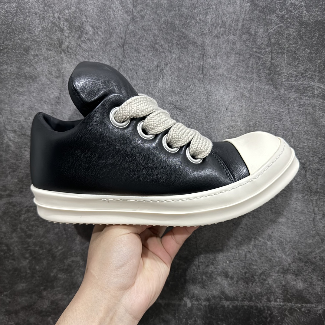 【佛山顶级超A版】RO欧文斯Rick Owens 主线  低帮皮面时尚运动板鞋 西瓜头款式“皮面粗鞋带面包鞋”nn所有配色均为购买原版复刻n整体版型 皮料 市场独一无二后跟版型都可以自行对比[机智]吊打市场所有货n怒甩十条街，欢迎拿市场各大工厂的货来对比！n鞋舌烫金超正 压印程度秒杀市面90%以上的高端货n新配色陆续开发出货n水染粒面羔羊皮材质，和针车间距都是极致还原！n顶级头层的羔羊皮，质感细腻无敌，触感非常软糯！奢侈品的触感！n胖丁面包鞋设计，内附有记忆海绵，柔软舒适又增添胖萌可爱！n下半年新进鞋王，多样性穿搭潮流爆款。n一比一规格原盒装 配件齐全 细节诠释，一件不落。 尺码：39 40 41 42 43 44 45 尺码标准 编码：T1450480-莆田鞋批发中心