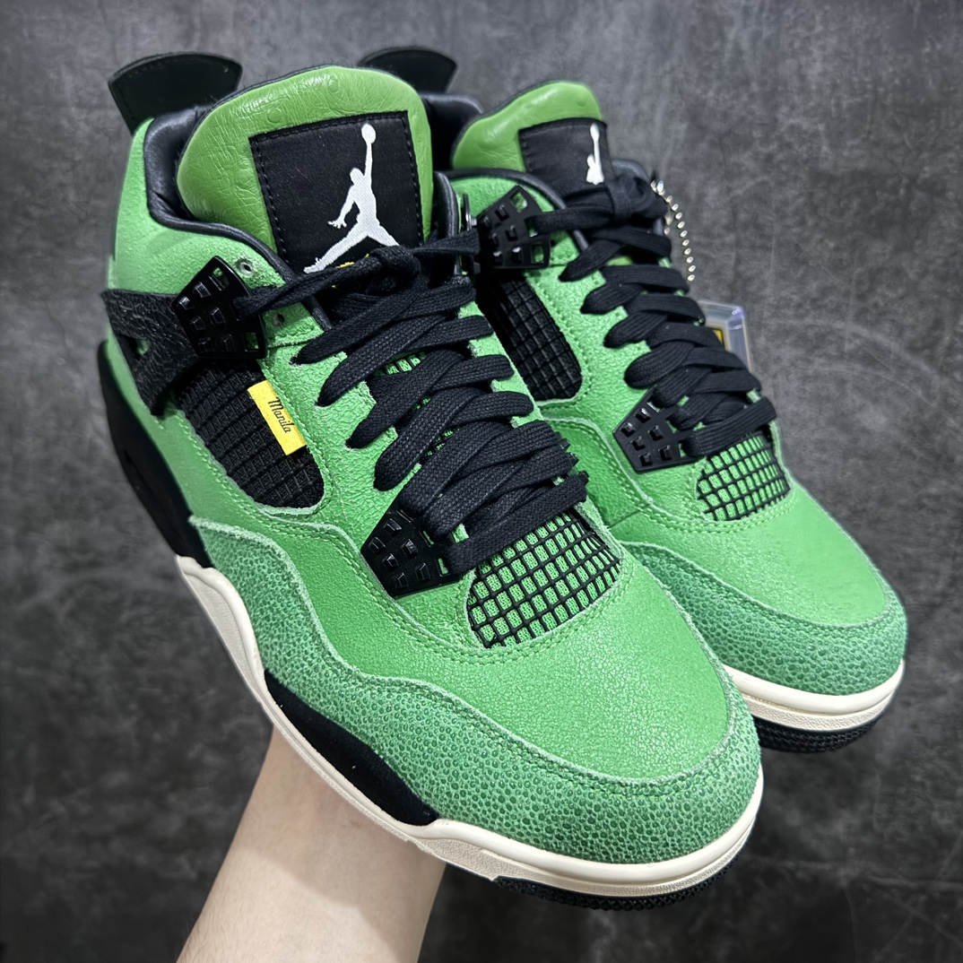 【美版GX】Air Jordan 4 Retro \”Manila\” AJ4 乔4马尼拉 全球限量款 篮球鞋 AJ4-965234rn#搭载高规格原盒 整双鞋的用料规格也极为奢华，绿色鞋面由珍珠鱼皮和翻毛皮拼接，绿色鞋舌则是鸵鸟皮纹理。每双鞋舌内都带有金色刺绣独立编号，彰显配色身份的缝标和后跟等部位都加入金黄色点缀。r 尺码：40 40.5 41 42 42.5 43 44 44.5 45 45.5 46 47.5 48.5 49.5 50.5  编码：T1630650-鞋库