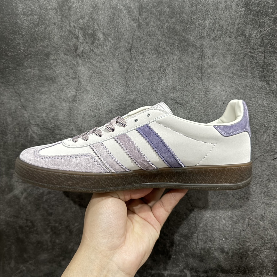 图片[2]-【正确版】阿迪达斯Adidas originals Gazelle Indoor x KITH紫色联名nn这款阿迪达斯运动鞋是 1979年 Gazelle Indoor 运动鞋的复兴，柔软的绒面革和耐用的皮革村里融合在橡胶外底上，具有半透明效果。3-Stripes 和金属金色字样完善了原汁原味的外观。 货号：IH0120 尺码：35.5 36 36.5 37 38 38.5 39 40 40.5 41 42 42.5 43 44 45 编码：YX240250-莆田鞋批发中心