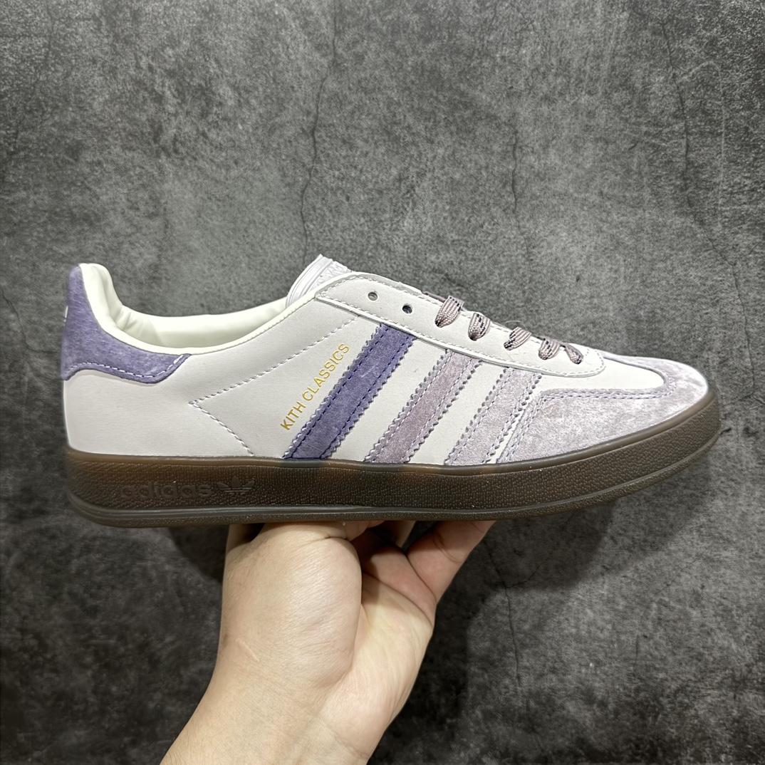 【正确版】阿迪达斯Adidas originals Gazelle Indoor x KITH紫色联名nn这款阿迪达斯运动鞋是 1979年 Gazelle Indoor 运动鞋的复兴，柔软的绒面革和耐用的皮革村里融合在橡胶外底上，具有半透明效果。3-Stripes 和金属金色字样完善了原汁原味的外观。 货号：IH0120 尺码：35.5 36 36.5 37 38 38.5 39 40 40.5 41 42 42.5 43 44 45 编码：YX240250-莆田鞋批发中心