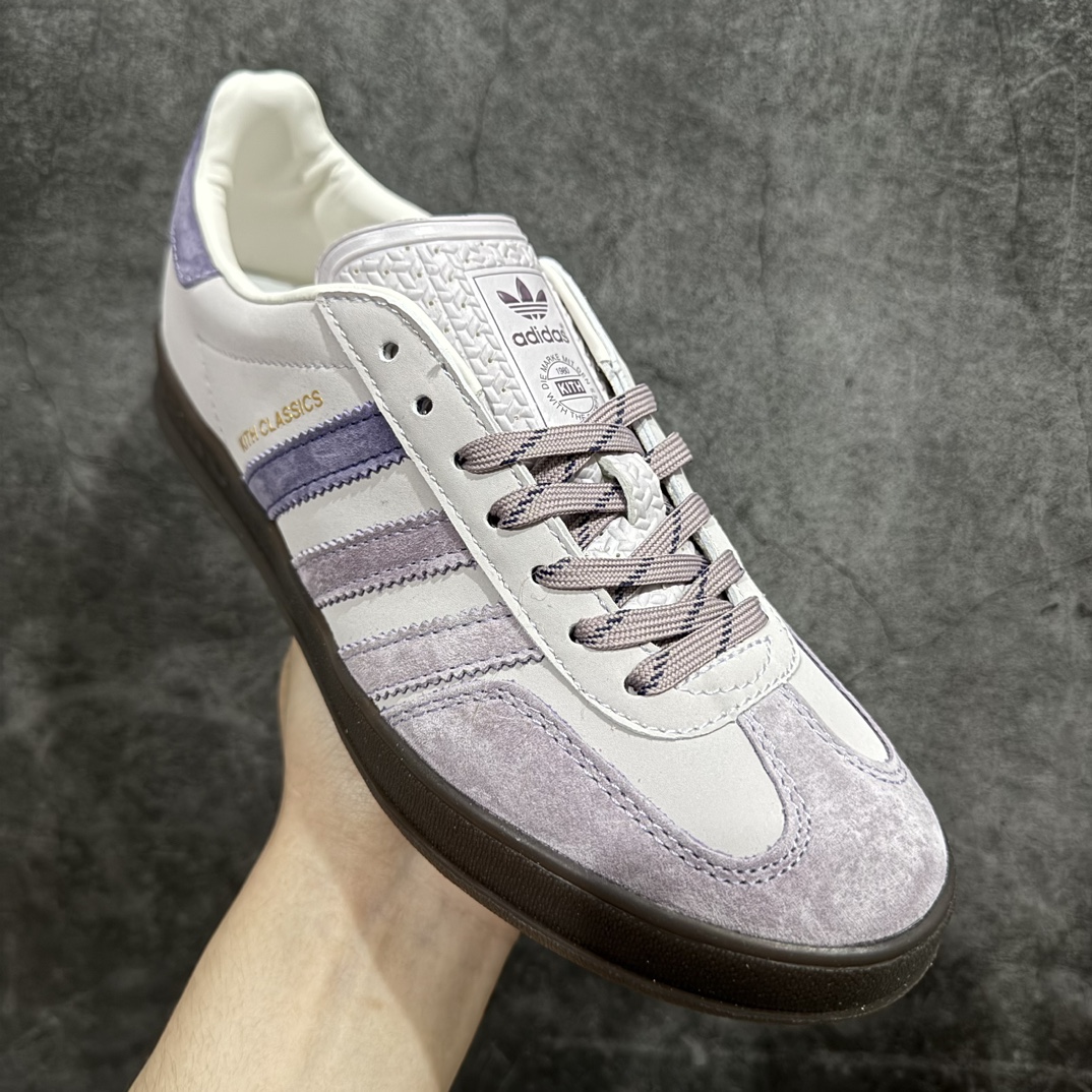 图片[3]-【正确版】阿迪达斯Adidas originals Gazelle Indoor x KITH紫色联名nn这款阿迪达斯运动鞋是 1979年 Gazelle Indoor 运动鞋的复兴，柔软的绒面革和耐用的皮革村里融合在橡胶外底上，具有半透明效果。3-Stripes 和金属金色字样完善了原汁原味的外观。 货号：IH0120 尺码：35.5 36 36.5 37 38 38.5 39 40 40.5 41 42 42.5 43 44 45 编码：YX240250-莆田鞋批发中心