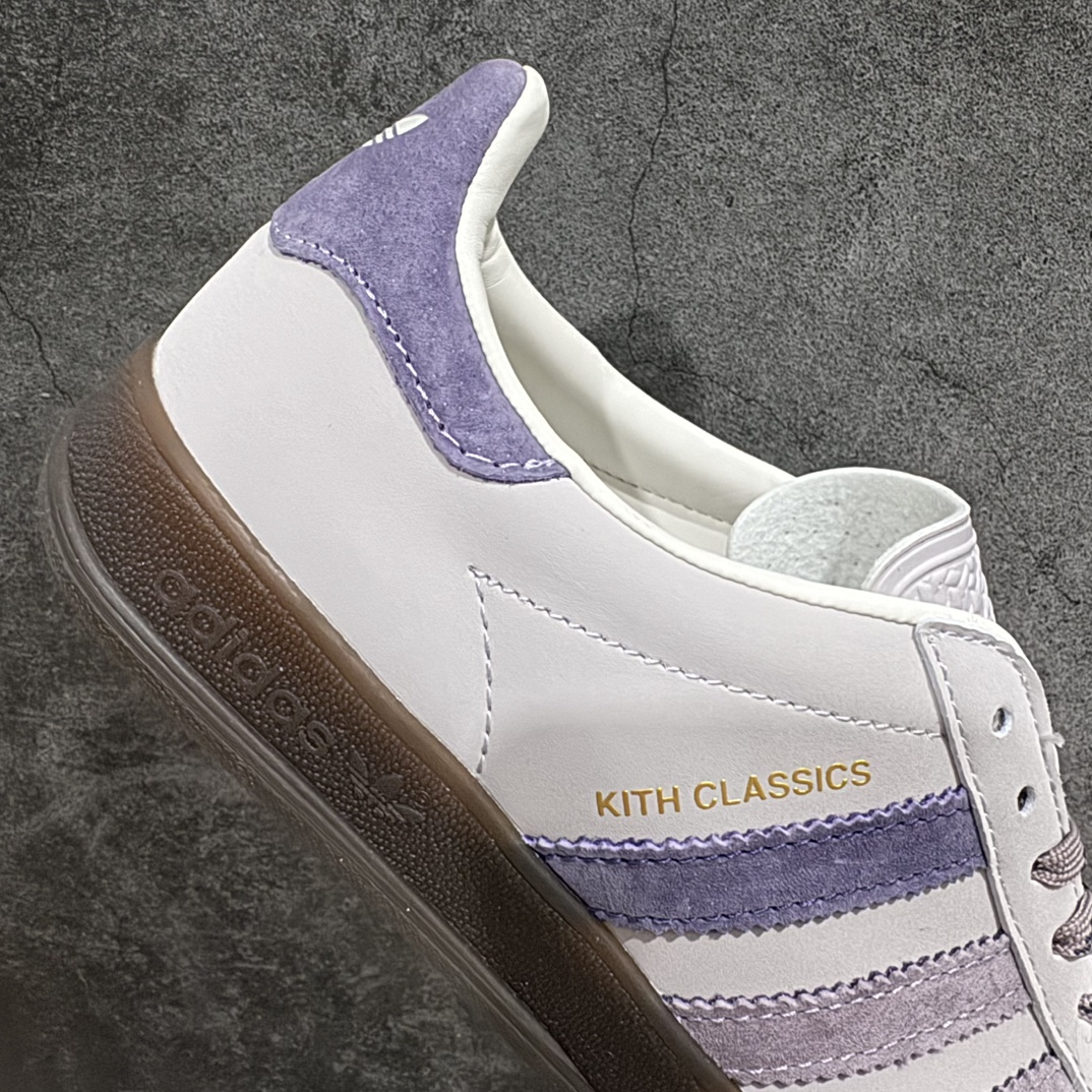 图片[7]-【正确版】阿迪达斯Adidas originals Gazelle Indoor x KITH紫色联名nn这款阿迪达斯运动鞋是 1979年 Gazelle Indoor 运动鞋的复兴，柔软的绒面革和耐用的皮革村里融合在橡胶外底上，具有半透明效果。3-Stripes 和金属金色字样完善了原汁原味的外观。 货号：IH0120 尺码：35.5 36 36.5 37 38 38.5 39 40 40.5 41 42 42.5 43 44 45 编码：YX240250-莆田鞋批发中心