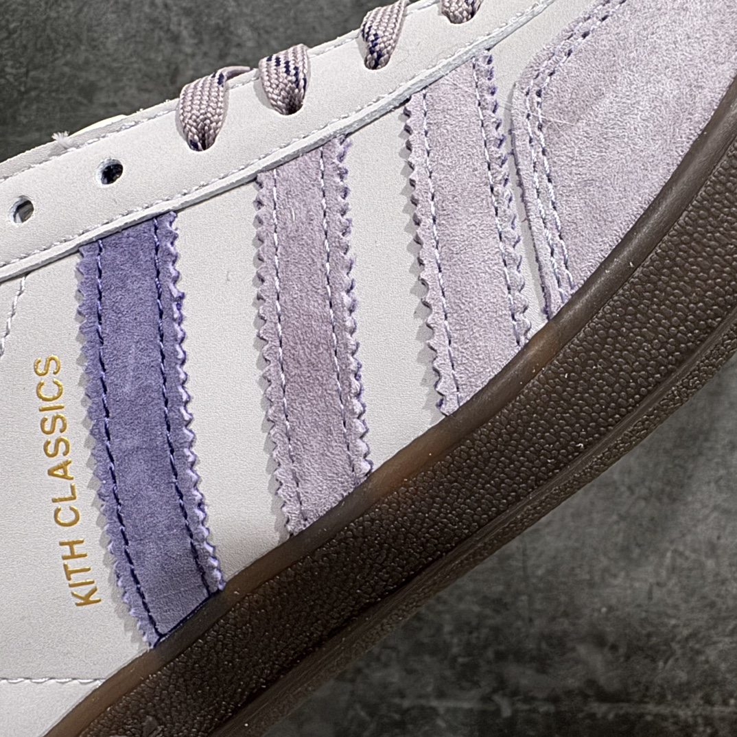 图片[2]-【正确版】阿迪达斯Adidas originals Gazelle Indoor x KITH紫色联名nn这款阿迪达斯运动鞋是 1979年 Gazelle Indoor 运动鞋的复兴，柔软的绒面革和耐用的皮革村里融合在橡胶外底上，具有半透明效果。3-Stripes 和金属金色字样完善了原汁原味的外观。 货号：IH0120 尺码：35.5 36 36.5 37 38 38.5 39 40 40.5 41 42 42.5 43 44 45 编码：YX240250-鞋库