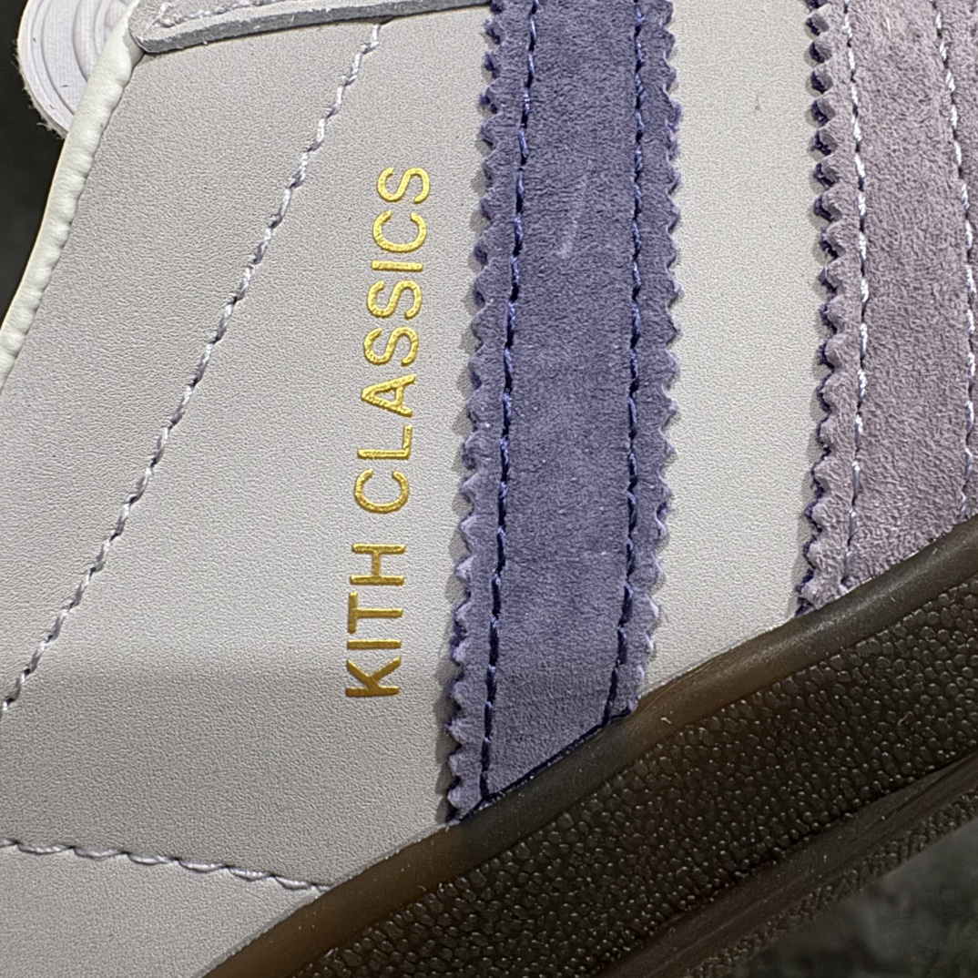 【正确版】阿迪达斯Adidas originals Gazelle Indoor x KITH紫色联名nn这款阿迪达斯运动鞋是 1979年 Gazelle Indoor 运动鞋的复兴，柔软的绒面革和耐用的皮革村里融合在橡胶外底上，具有半透明效果。3-Stripes 和金属金色字样完善了原汁原味的外观。 货号：IH0120 尺码：35.5 36 36.5 37 38 38.5 39 40 40.5 41 42 42.5 43 44 45 编码：YX240250-鞋库