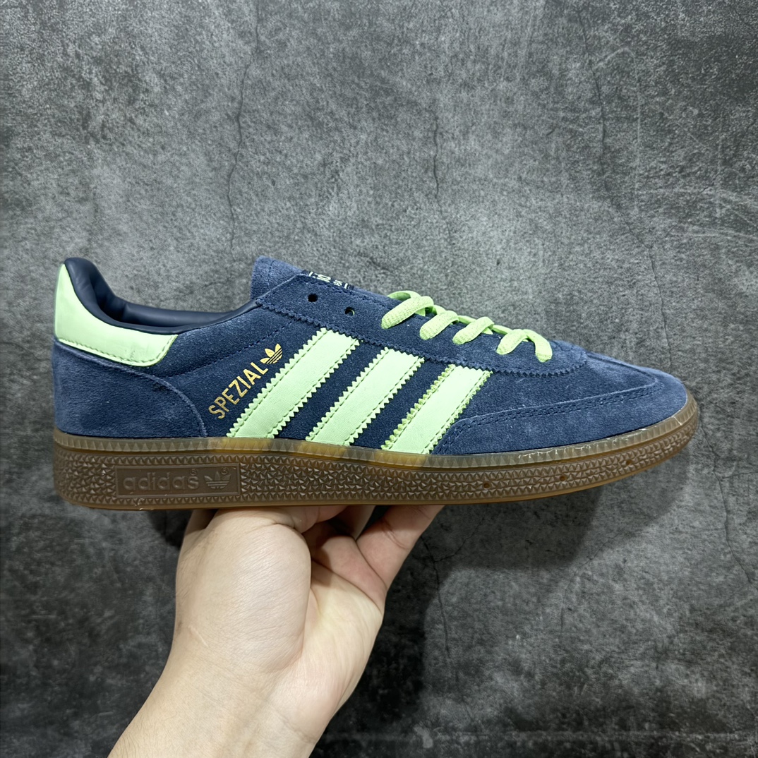 【R版】AD Originals Handball SPZL 手球运动员系列百搭休闲运动板鞋 IH7497nn这款来自阿迪达斯的这款HANDBALL SPZL前身是一双手球运动鞋，这一次拿来复刻，所以鞋面的主要色彩选用了黑色， 鞋面外侧除了Spezial字母之外还有三叶草标志。Handball SPZL作为复古手球训练鞋与作为室内足球鞋的Samba有着异曲同工之处，但是质感更为出众的鞋身以及丰富的配色选择比起Samba来讲可以说是更胜一筹了！尺码：36 36⅔ 37⅓ 38 38⅔ 39⅓ 40 40⅔ 41⅓ 42 42⅔ 43⅓ 44 45  编码：LDS210230-莆田鞋批发中心