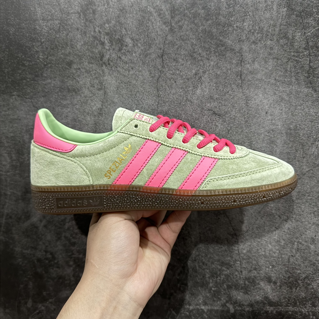 【R版】AD Originals Handball SPZL 手球运动员系列百搭休闲运动板鞋 IH7498nn这款来自阿迪达斯的这款HANDBALL SPZL前身是一双手球运动鞋，这一次拿来复刻，所以鞋面的主要色彩选用了黑色， 鞋面外侧除了Spezial字母之外还有三叶草标志。Handball SPZL作为复古手球训练鞋与作为室内足球鞋的Samba有着异曲同工之处，但是质感更为出众的鞋身以及丰富的配色选择比起Samba来讲可以说是更胜一筹了！尺码：36 36⅔ 37⅓ 38 38⅔ 39⅓ 40 40⅔ 41⅓ 42 42⅔ 43⅓ 44 45  编码：LDS210230-鞋库