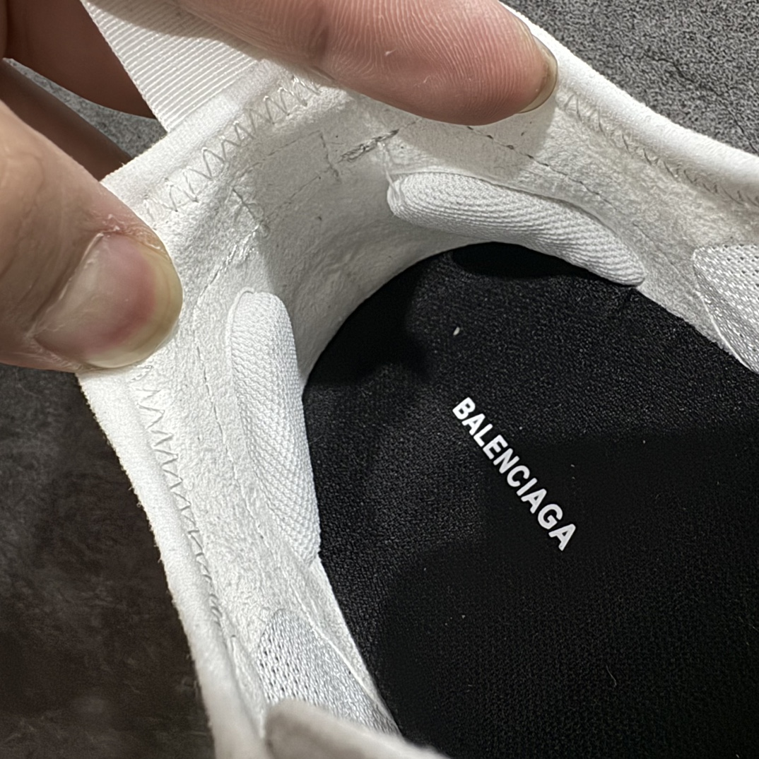 图片[2]-【XA版】巴黎世家BALENCIAGA Circuit Sneakers 环道系列低帮复古阔型底姥爹风潮流百搭休闲慢跑鞋 13代银色nn原厂原档案开发 原盒原标原厂组合底开模 采用原厂材料n所有细节做工全方位比对原鞋n从里到外一切百分百还原官方配置nn此代设计真真的打破了巴黎世家以往的风格路线 整体鞋身采用透气网面 纳米材料 加上轻度的做旧风格 脚感真真的超级轻盈 整体延续了运动鞋的设计流线 上脚轻盈舒适 相比于之前巴黎夸张的版型 真真的夏季运动跑步鞋  尺码：35-45 全码出货 编码：DF370390-鞋库