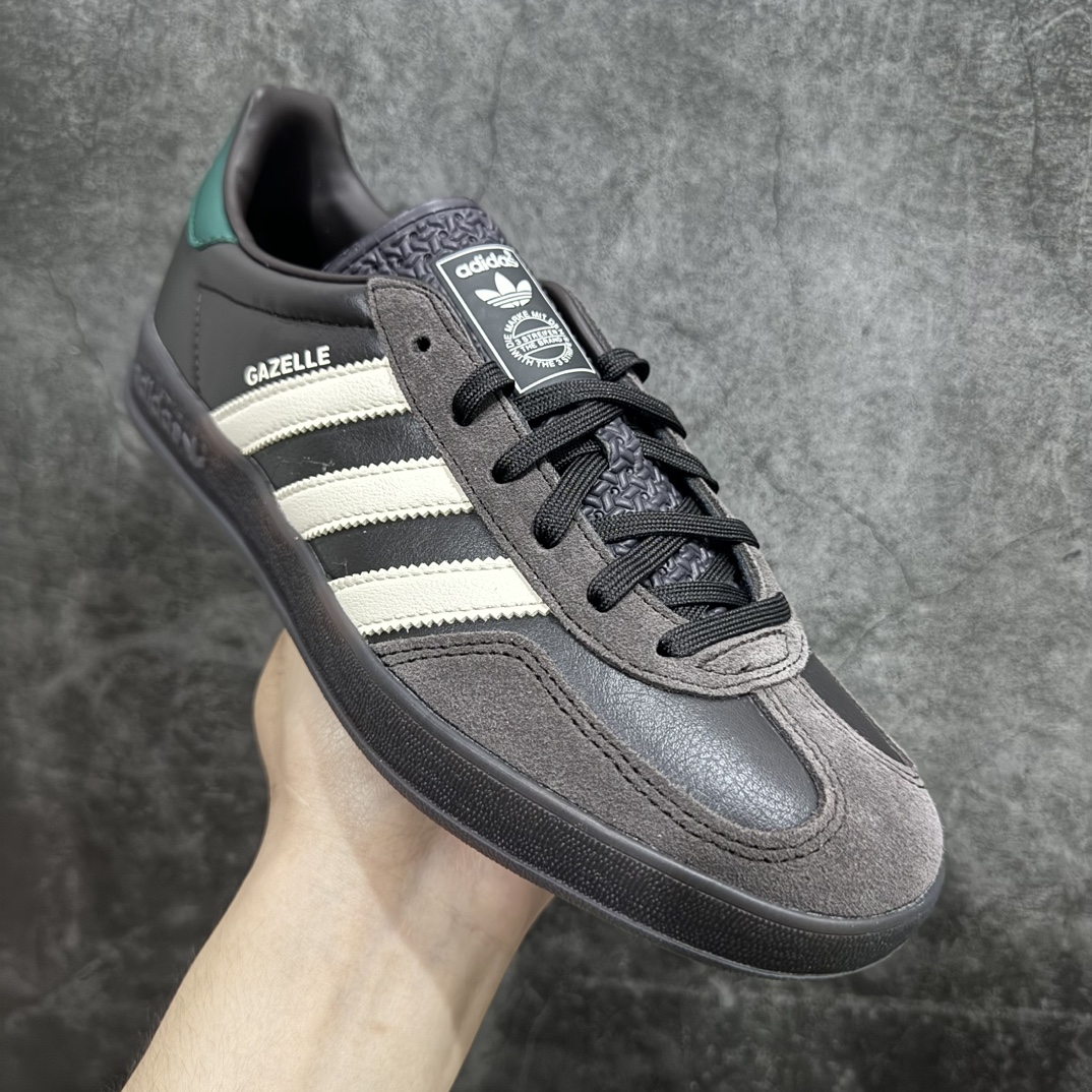 图片[3]-【CS版本】Adidas Originals Gazelle Indoor 防滑低帮T头德训鞋 GZ复古系列 棕色 IH0374n独家前帮工艺加持 全套原纸板楦头开发 每道工序同步公司流程 确保原汁原味 完美呈现原鞋版型 原厂高频磨具加持 精准内部资源对接 Logo字体百分百还原 原厂特供纳米纤维板 区别市面劣质纸板中底 原厂海玻璃鞋垫 中置乳胶足弓支撑垫 正确3/2横条宽版背胶 一比一鞋头弧度高度鞋身弧度 烫金亮度高频深浅同步原鞋 独家私模最大47.5 半透明橡胶大底 原厂定制长毛翻毛皮组合环保纤维革鞋面 原厂港宝加持定型后跟R度完美 原厂高频磨具加持 Logo字体 凹凸明显 轮廓分明 描漆定位精准 三道杠为尖角45°锯齿状 高频立体感很强 区别圆形锯齿 已最大程度还原公司 欢迎对比 将复古进行到底 简约流畅 三十年不变经典 这款Gazelle运动鞋 无论面料、配色、质感或设计 都只在重现其1991年原款的经典 皮革鞋面 撞色三条纹和鞋跟标的设计 力求呈现90年代的经典复古风潮 Samba火热的同时 也带动了其它的复古鞋型 Gazelle便是其中一只 Gazelle Indoor拥有包边更宽的T字型鞋头 更好的保护运动员的前掌 浓浓的复古氛围感 非常适合现在流行的Cleanfit风格SIZE：35.5 36 36.5 37 38 38.5 39 40  编码：DT240260-莆田鞋批发中心