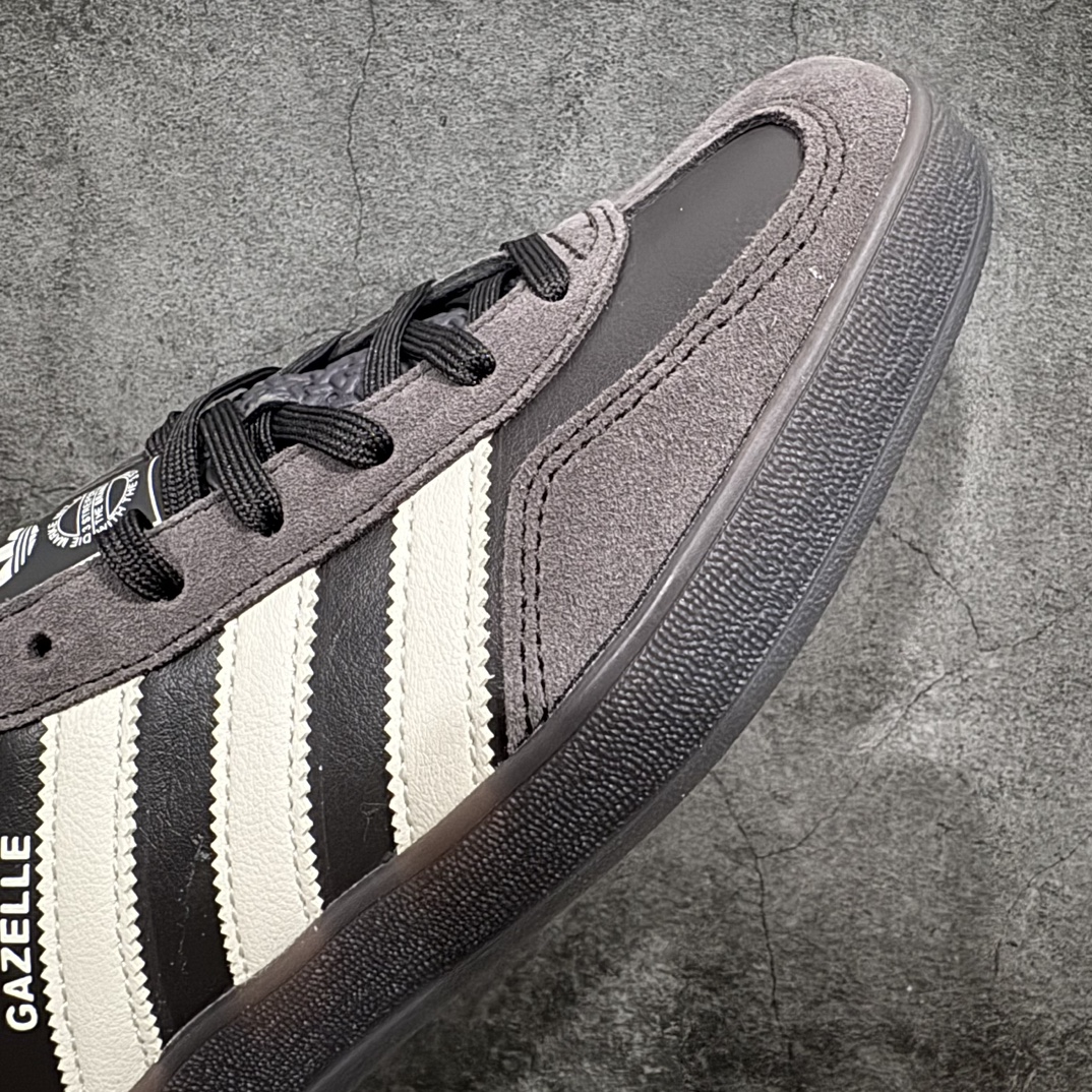 图片[6]-【CS版本】Adidas Originals Gazelle Indoor 防滑低帮T头德训鞋 GZ复古系列 棕色 IH0374n独家前帮工艺加持 全套原纸板楦头开发 每道工序同步公司流程 确保原汁原味 完美呈现原鞋版型 原厂高频磨具加持 精准内部资源对接 Logo字体百分百还原 原厂特供纳米纤维板 区别市面劣质纸板中底 原厂海玻璃鞋垫 中置乳胶足弓支撑垫 正确3/2横条宽版背胶 一比一鞋头弧度高度鞋身弧度 烫金亮度高频深浅同步原鞋 独家私模最大47.5 半透明橡胶大底 原厂定制长毛翻毛皮组合环保纤维革鞋面 原厂港宝加持定型后跟R度完美 原厂高频磨具加持 Logo字体 凹凸明显 轮廓分明 描漆定位精准 三道杠为尖角45°锯齿状 高频立体感很强 区别圆形锯齿 已最大程度还原公司 欢迎对比 将复古进行到底 简约流畅 三十年不变经典 这款Gazelle运动鞋 无论面料、配色、质感或设计 都只在重现其1991年原款的经典 皮革鞋面 撞色三条纹和鞋跟标的设计 力求呈现90年代的经典复古风潮 Samba火热的同时 也带动了其它的复古鞋型 Gazelle便是其中一只 Gazelle Indoor拥有包边更宽的T字型鞋头 更好的保护运动员的前掌 浓浓的复古氛围感 非常适合现在流行的Cleanfit风格SIZE：35.5 36 36.5 37 38 38.5 39 40  编码：DT240260-莆田鞋批发中心