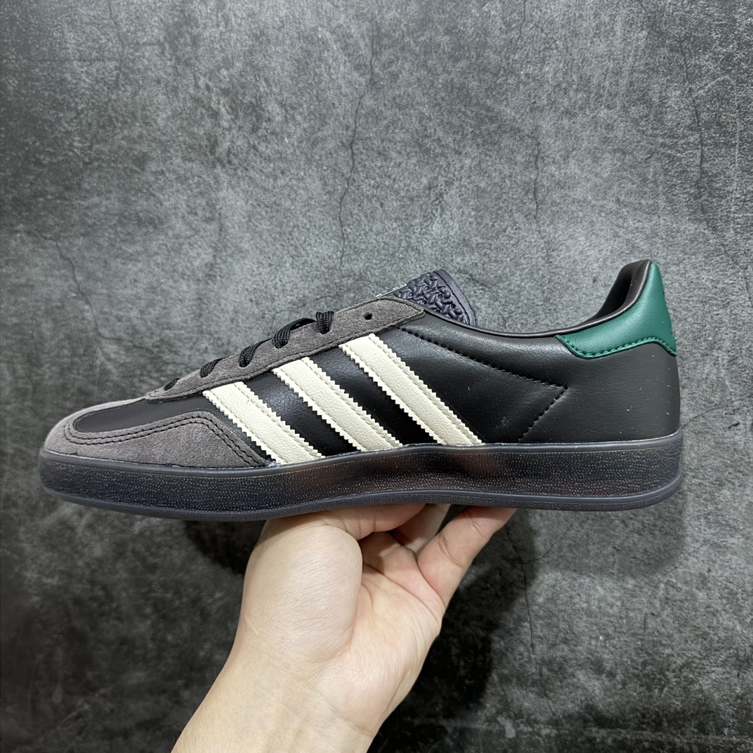 图片[2]-【CS版本】Adidas Originals Gazelle Indoor 防滑低帮T头德训鞋 GZ复古系列 棕色 IH0374n独家前帮工艺加持 全套原纸板楦头开发 每道工序同步公司流程 确保原汁原味 完美呈现原鞋版型 原厂高频磨具加持 精准内部资源对接 Logo字体百分百还原 原厂特供纳米纤维板 区别市面劣质纸板中底 原厂海玻璃鞋垫 中置乳胶足弓支撑垫 正确3/2横条宽版背胶 一比一鞋头弧度高度鞋身弧度 烫金亮度高频深浅同步原鞋 独家私模最大47.5 半透明橡胶大底 原厂定制长毛翻毛皮组合环保纤维革鞋面 原厂港宝加持定型后跟R度完美 原厂高频磨具加持 Logo字体 凹凸明显 轮廓分明 描漆定位精准 三道杠为尖角45°锯齿状 高频立体感很强 区别圆形锯齿 已最大程度还原公司 欢迎对比 将复古进行到底 简约流畅 三十年不变经典 这款Gazelle运动鞋 无论面料、配色、质感或设计 都只在重现其1991年原款的经典 皮革鞋面 撞色三条纹和鞋跟标的设计 力求呈现90年代的经典复古风潮 Samba火热的同时 也带动了其它的复古鞋型 Gazelle便是其中一只 Gazelle Indoor拥有包边更宽的T字型鞋头 更好的保护运动员的前掌 浓浓的复古氛围感 非常适合现在流行的Cleanfit风格SIZE：35.5 36 36.5 37 38 38.5 39 40  编码：DT240260-莆田鞋批发中心