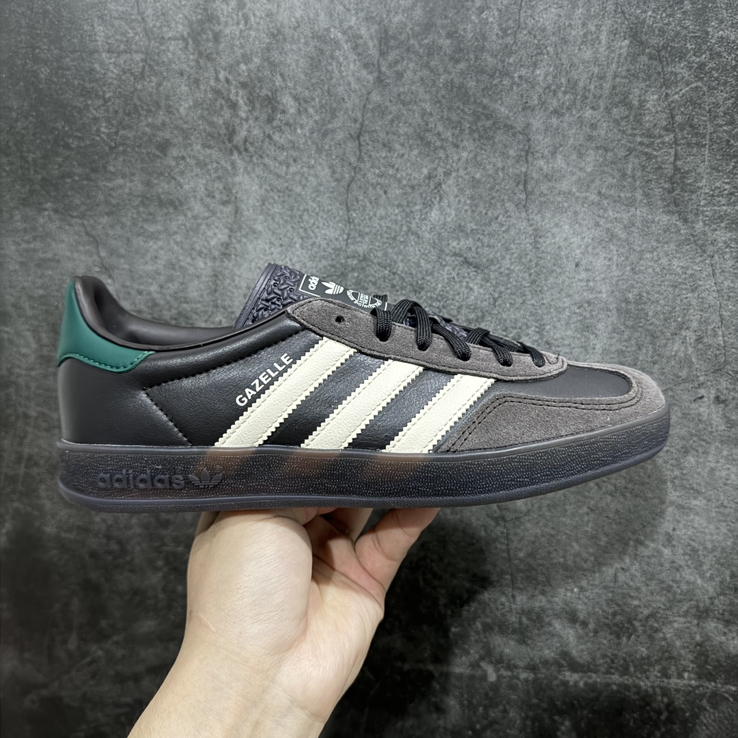 【CS版本】Adidas Originals Gazelle Indoor 防滑低帮T头德训鞋 GZ复古系列 棕色 IH0374n独家前帮工艺加持 全套原纸板楦头开发 每道工序同步公司流程 确保原汁原味 完美呈现原鞋版型 原厂高频磨具加持 精准内部资源对接 Logo字体百分百还原 原厂特供纳米纤维板 区别市面劣质纸板中底 原厂海玻璃鞋垫 中置乳胶足弓支撑垫 正确3/2横条宽版背胶 一比一鞋头弧度高度鞋身弧度 烫金亮度高频深浅同步原鞋 独家私模最大47.5 半透明橡胶大底 原厂定制长毛翻毛皮组合环保纤维革鞋面 原厂港宝加持定型后跟R度完美 原厂高频磨具加持 Logo字体 凹凸明显 轮廓分明 描漆定位精准 三道杠为尖角45°锯齿状 高频立体感很强 区别圆形锯齿 已最大程度还原公司 欢迎对比 将复古进行到底 简约流畅 三十年不变经典 这款Gazelle运动鞋 无论面料、配色、质感或设计 都只在重现其1991年原款的经典 皮革鞋面 撞色三条纹和鞋跟标的设计 力求呈现90年代的经典复古风潮 Samba火热的同时 也带动了其它的复古鞋型 Gazelle便是其中一只 Gazelle Indoor拥有包边更宽的T字型鞋头 更好的保护运动员的前掌 浓浓的复古氛围感 非常适合现在流行的Cleanfit风格SIZE：35.5 36 36.5 37 38 38.5 39 40  编码：DT240260-莆田鞋批发中心