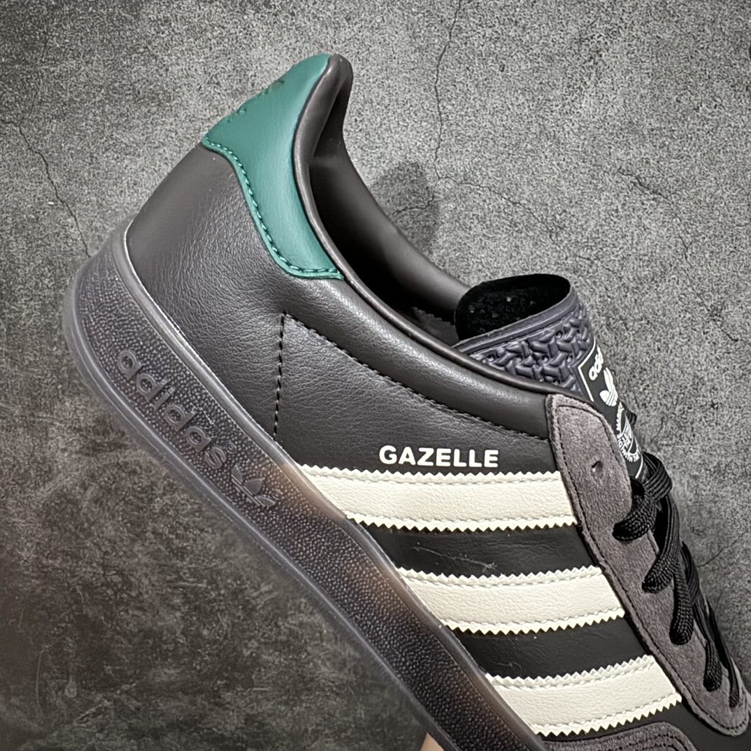 图片[7]-【CS版本】Adidas Originals Gazelle Indoor 防滑低帮T头德训鞋 GZ复古系列 棕色 IH0374n独家前帮工艺加持 全套原纸板楦头开发 每道工序同步公司流程 确保原汁原味 完美呈现原鞋版型 原厂高频磨具加持 精准内部资源对接 Logo字体百分百还原 原厂特供纳米纤维板 区别市面劣质纸板中底 原厂海玻璃鞋垫 中置乳胶足弓支撑垫 正确3/2横条宽版背胶 一比一鞋头弧度高度鞋身弧度 烫金亮度高频深浅同步原鞋 独家私模最大47.5 半透明橡胶大底 原厂定制长毛翻毛皮组合环保纤维革鞋面 原厂港宝加持定型后跟R度完美 原厂高频磨具加持 Logo字体 凹凸明显 轮廓分明 描漆定位精准 三道杠为尖角45°锯齿状 高频立体感很强 区别圆形锯齿 已最大程度还原公司 欢迎对比 将复古进行到底 简约流畅 三十年不变经典 这款Gazelle运动鞋 无论面料、配色、质感或设计 都只在重现其1991年原款的经典 皮革鞋面 撞色三条纹和鞋跟标的设计 力求呈现90年代的经典复古风潮 Samba火热的同时 也带动了其它的复古鞋型 Gazelle便是其中一只 Gazelle Indoor拥有包边更宽的T字型鞋头 更好的保护运动员的前掌 浓浓的复古氛围感 非常适合现在流行的Cleanfit风格SIZE：35.5 36 36.5 37 38 38.5 39 40  编码：DT240260-莆田鞋批发中心