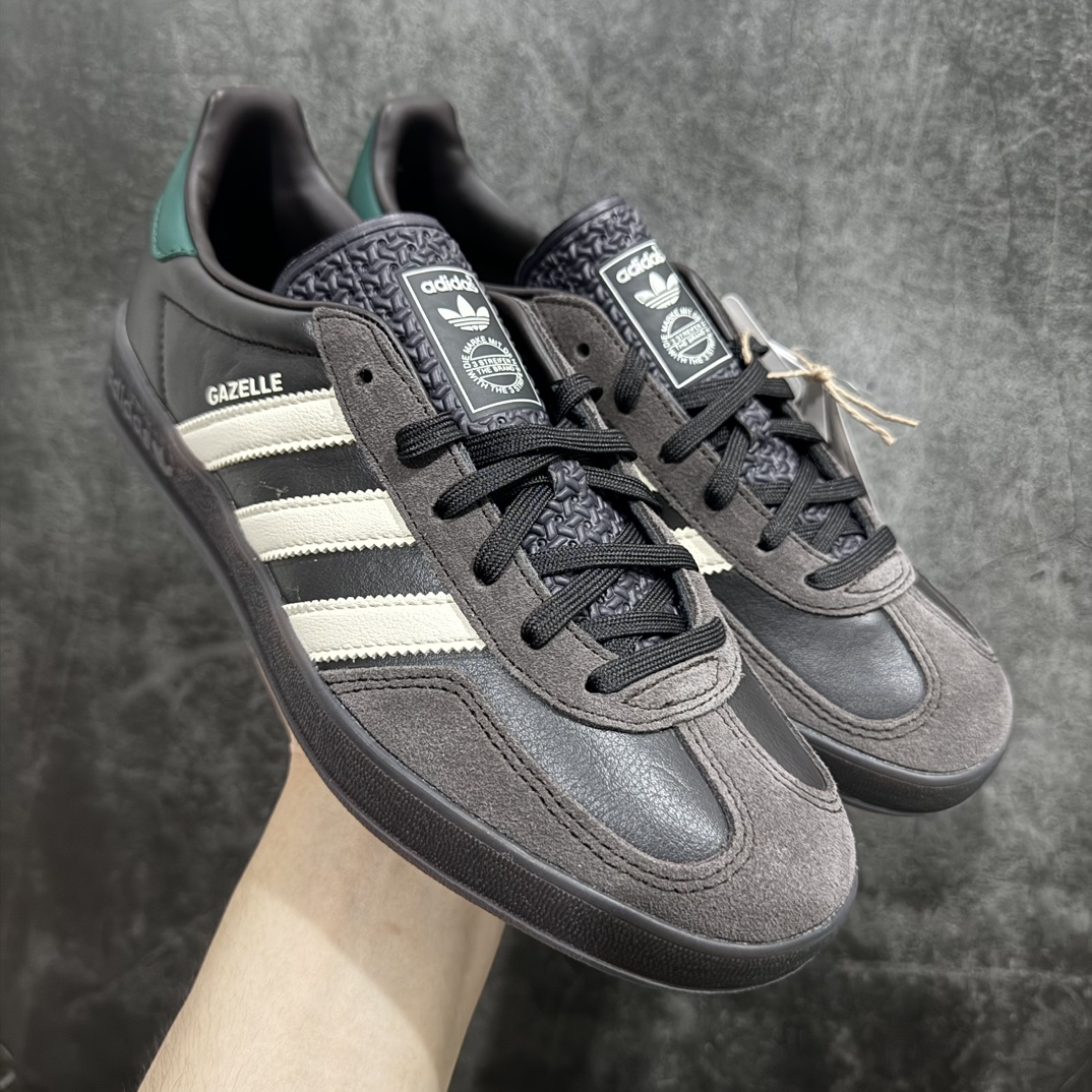 【CS版本】Adidas Originals Gazelle Indoor 防滑低帮T头德训鞋 GZ复古系列 棕色 IH0374n独家前帮工艺加持 全套原纸板楦头开发 每道工序同步公司流程 确保原汁原味 完美呈现原鞋版型 原厂高频磨具加持 精准内部资源对接 Logo字体百分百还原 原厂特供纳米纤维板 区别市面劣质纸板中底 原厂海玻璃鞋垫 中置乳胶足弓支撑垫 正确3/2横条宽版背胶 一比一鞋头弧度高度鞋身弧度 烫金亮度高频深浅同步原鞋 独家私模最大47.5 半透明橡胶大底 原厂定制长毛翻毛皮组合环保纤维革鞋面 原厂港宝加持定型后跟R度完美 原厂高频磨具加持 Logo字体 凹凸明显 轮廓分明 描漆定位精准 三道杠为尖角45°锯齿状 高频立体感很强 区别圆形锯齿 已最大程度还原公司 欢迎对比 将复古进行到底 简约流畅 三十年不变经典 这款Gazelle运动鞋 无论面料、配色、质感或设计 都只在重现其1991年原款的经典 皮革鞋面 撞色三条纹和鞋跟标的设计 力求呈现90年代的经典复古风潮 Samba火热的同时 也带动了其它的复古鞋型 Gazelle便是其中一只 Gazelle Indoor拥有包边更宽的T字型鞋头 更好的保护运动员的前掌 浓浓的复古氛围感 非常适合现在流行的Cleanfit风格SIZE：35.5 36 36.5 37 38 38.5 39 40  编码：DT240260-莆田鞋批发中心