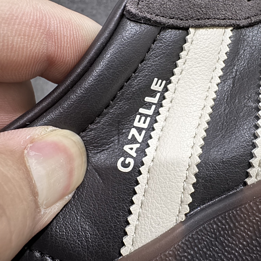 图片[2]-【CS版本】Adidas Originals Gazelle Indoor 防滑低帮T头德训鞋 GZ复古系列 棕色 IH0374n独家前帮工艺加持 全套原纸板楦头开发 每道工序同步公司流程 确保原汁原味 完美呈现原鞋版型 原厂高频磨具加持 精准内部资源对接 Logo字体百分百还原 原厂特供纳米纤维板 区别市面劣质纸板中底 原厂海玻璃鞋垫 中置乳胶足弓支撑垫 正确3/2横条宽版背胶 一比一鞋头弧度高度鞋身弧度 烫金亮度高频深浅同步原鞋 独家私模最大47.5 半透明橡胶大底 原厂定制长毛翻毛皮组合环保纤维革鞋面 原厂港宝加持定型后跟R度完美 原厂高频磨具加持 Logo字体 凹凸明显 轮廓分明 描漆定位精准 三道杠为尖角45°锯齿状 高频立体感很强 区别圆形锯齿 已最大程度还原公司 欢迎对比 将复古进行到底 简约流畅 三十年不变经典 这款Gazelle运动鞋 无论面料、配色、质感或设计 都只在重现其1991年原款的经典 皮革鞋面 撞色三条纹和鞋跟标的设计 力求呈现90年代的经典复古风潮 Samba火热的同时 也带动了其它的复古鞋型 Gazelle便是其中一只 Gazelle Indoor拥有包边更宽的T字型鞋头 更好的保护运动员的前掌 浓浓的复古氛围感 非常适合现在流行的Cleanfit风格SIZE：35.5 36 36.5 37 38 38.5 39 40  编码：DT240260-莆田鞋批发中心