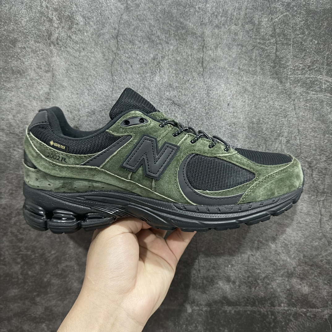 【R版】JJJJound x New Balance 2002R 黑绿M2002RXYn新百伦经典配色 沿袭了面世之初的经典科技，以ENCAP中底配以升级版N-ERGY缓震物料。鞋面则采用特色的柔软麂皮搭以NewBalance经典的尼龙网布，低调中还原跑鞋本真。更年轻化的设计理念与材质，让新世代青年得以用全新视角体验经典鞋款的传奇魅力 货号：M2002RXY Size：36-45   编码：LDS250270-莆田鞋批发中心