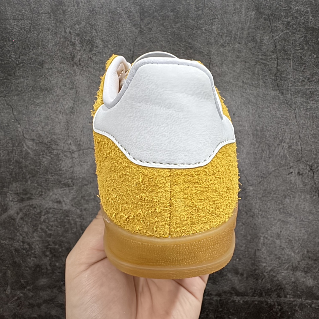 图片[4]-【纯原M版】Adidas Originals Gazelle Indoor  防滑低帮T头德训鞋 GZ复古系列 黄白 HQ8716n知名纯原工厂💪🏻n正确猪八材料 毛绒感质感都特别强 非普通版本n市场顶级版本完美还原zp细节，注意区别市场任何版本，完全不是一路货色‼️n全鞋原材料打造，无任何色差，正确鞋型，后跟港宝材料定型，正确微透生胶大底，反口内里头层细腻小牛皮，纸板中底 鞋垫背胶，侧面正确烫金压印字母，所有细节完美还原‼️ 尺码：36 36.5 37 38 38.5 39 40 40.5 41 42 42.5 43 44 44.5 45 46 编码：JY270290-莆田鞋批发中心