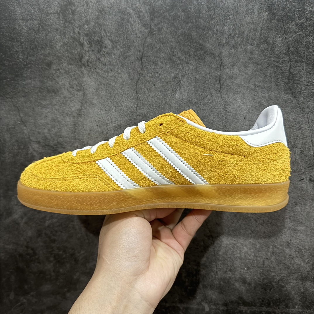 图片[2]-【纯原M版】Adidas Originals Gazelle Indoor  防滑低帮T头德训鞋 GZ复古系列 黄白 HQ8716n知名纯原工厂💪🏻n正确猪八材料 毛绒感质感都特别强 非普通版本n市场顶级版本完美还原zp细节，注意区别市场任何版本，完全不是一路货色‼️n全鞋原材料打造，无任何色差，正确鞋型，后跟港宝材料定型，正确微透生胶大底，反口内里头层细腻小牛皮，纸板中底 鞋垫背胶，侧面正确烫金压印字母，所有细节完美还原‼️ 尺码：36 36.5 37 38 38.5 39 40 40.5 41 42 42.5 43 44 44.5 45 46 编码：JY270290-莆田鞋批发中心