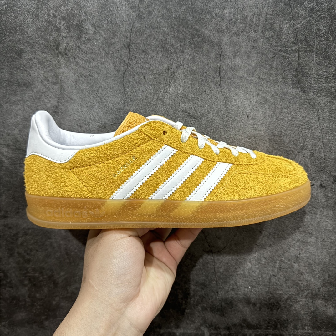 【纯原M版】Adidas Originals Gazelle Indoor  防滑低帮T头德训鞋 GZ复古系列 黄白 HQ8716n知名纯原工厂💪🏻n正确猪八材料 毛绒感质感都特别强 非普通版本n市场顶级版本完美还原zp细节，注意区别市场任何版本，完全不是一路货色‼️n全鞋原材料打造，无任何色差，正确鞋型，后跟港宝材料定型，正确微透生胶大底，反口内里头层细腻小牛皮，纸板中底 鞋垫背胶，侧面正确烫金压印字母，所有细节完美还原‼️ 尺码：36 36.5 37 38 38.5 39 40 40.5 41 42 42.5 43 44 44.5 45 46 编码：JY270290-鞋库