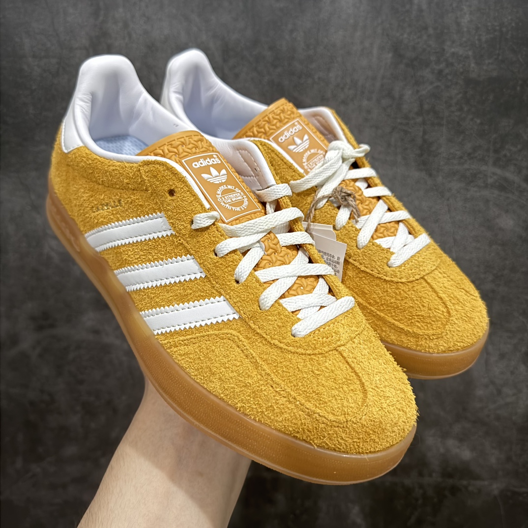 【纯原M版】Adidas Originals Gazelle Indoor  防滑低帮T头德训鞋 GZ复古系列 黄白 HQ8716n知名纯原工厂💪🏻n正确猪八材料 毛绒感质感都特别强 非普通版本n市场顶级版本完美还原zp细节，注意区别市场任何版本，完全不是一路货色‼️n全鞋原材料打造，无任何色差，正确鞋型，后跟港宝材料定型，正确微透生胶大底，反口内里头层细腻小牛皮，纸板中底 鞋垫背胶，侧面正确烫金压印字母，所有细节完美还原‼️ 尺码：36 36.5 37 38 38.5 39 40 40.5 41 42 42.5 43 44 44.5 45 46 编码：JY270290-鞋库