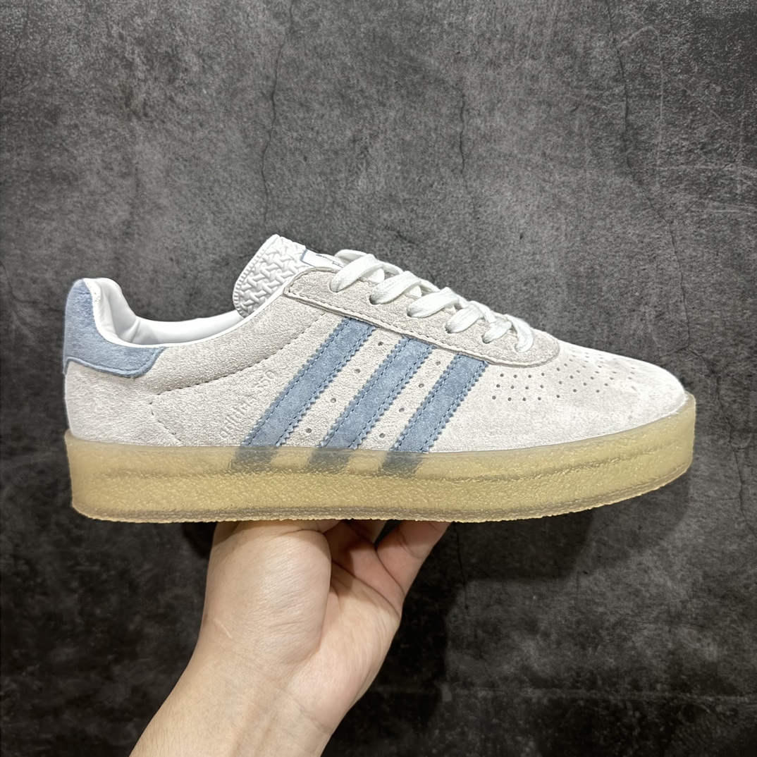 【纯原R版】Kith x Clarks x Ad Originals 8th Street Samba IE4035 桑巴舞街头系列德训风低帮复古休闲板鞋rnn德训风低帮复古休闲板鞋KITH 创办人兼首席执行长 Ronnie Fieg 与  这对人气合作阵容再度重聚n不仅如此 今番更加入近年表现优秀的鞋履品牌 Clarks Originals 展开三方联名n透过热门项目互相碰撞将彼此的 DNA 协调融入n带来名为「8th Street Samba」的全新迭代n 尺码：36 37 37.5 38 38.5 39.5 40 40.5 41.5 42 42.5 43 44 45 46 47  编码：LDS260280-莆田鞋批发中心