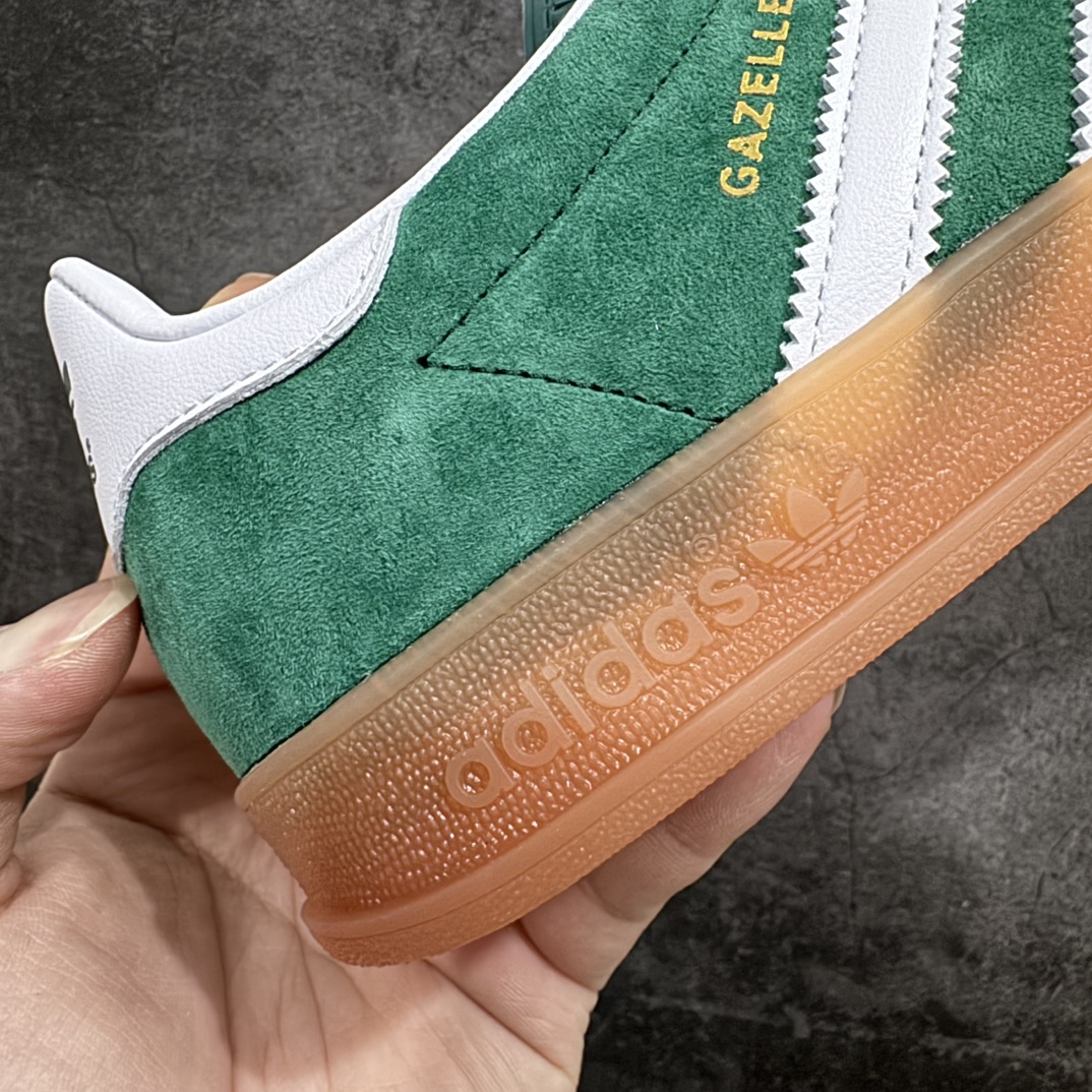 【纯原M版】Adidas Originals Gazelle Indoor  防滑低帮T头德训鞋 GZ复古系列 绿白 IG1596n知名纯原工厂 💪🏻n正确猪八材料 毛绒感质感都特别强 非普通版本n市场顶级版本完美还原zp细节，注意区别市场任何版本，完全不是一路货色‼️n全鞋原材料打造，无任何色差，正确鞋型，后跟港宝材料定型，正确微透生胶大底，反口内里头层细腻小牛皮，纸板中底 鞋垫背胶，侧面正确烫金压印字母，所有细节完美还原‼️ 尺码：36 36.5 37 38 38.5 39 40 40.5 41 42 42.5 43 44 44.5 45 46 编码：JY270290-鞋库