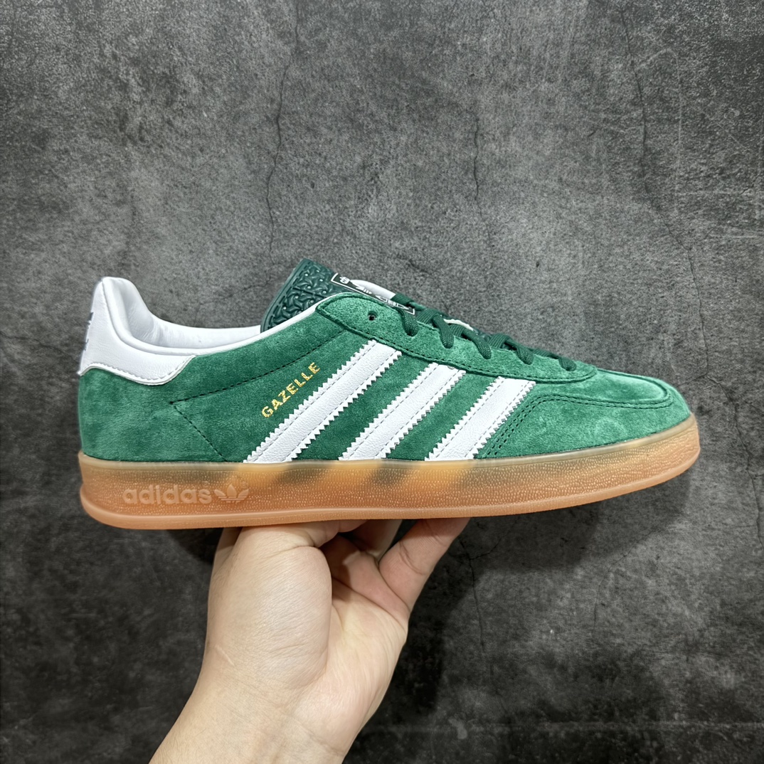 【纯原M版】Adidas Originals Gazelle Indoor  防滑低帮T头德训鞋 GZ复古系列 绿白 IG1596n知名纯原工厂💪🏻n正确猪八材料 毛绒感质感都特别强 非普通版本n市场顶级版本完美还原zp细节，注意区别市场任何版本，完全不是一路货色‼️n全鞋原材料打造，无任何色差，正确鞋型，后跟港宝材料定型，正确微透生胶大底，反口内里头层细腻小牛皮，纸板中底 鞋垫背胶，侧面正确烫金压印字母，所有细节完美还原‼️ 尺码：36 36.5 37 38 38.5 39 40 40.5 41 42 42.5 43 44 44.5 45 46 编码：JY270290-鞋库