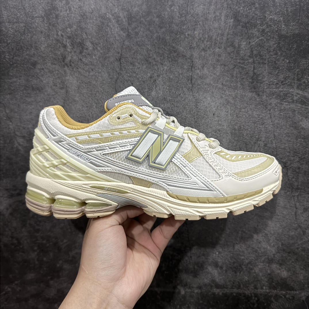 【R版】新百伦NB New Balance M1906NLY 米黄色 全套原楦原纸板原厂数据开发 进口三明治网面 原装进口皮料正确绒感卡色 正确中底拉帮中底网布细节 原厂标裁 带紫光防伪 定制后跟透明水晶模块 冲裁组合 大底贴合程度胶水上色把控完美 整洁度挑战全网艺术家 多道序QC把关品质完善 匠心打造 耗时两个月开发完成 工艺极其复杂难度可想而知 新开独立私模大底 全网唯一正确六层组合大底 高端零售专供产物 Size：36 37 37.5 38 38.5 39 40 40.5 41 42 42.5 43 44 45.5 46 编码：MK250270-鞋库