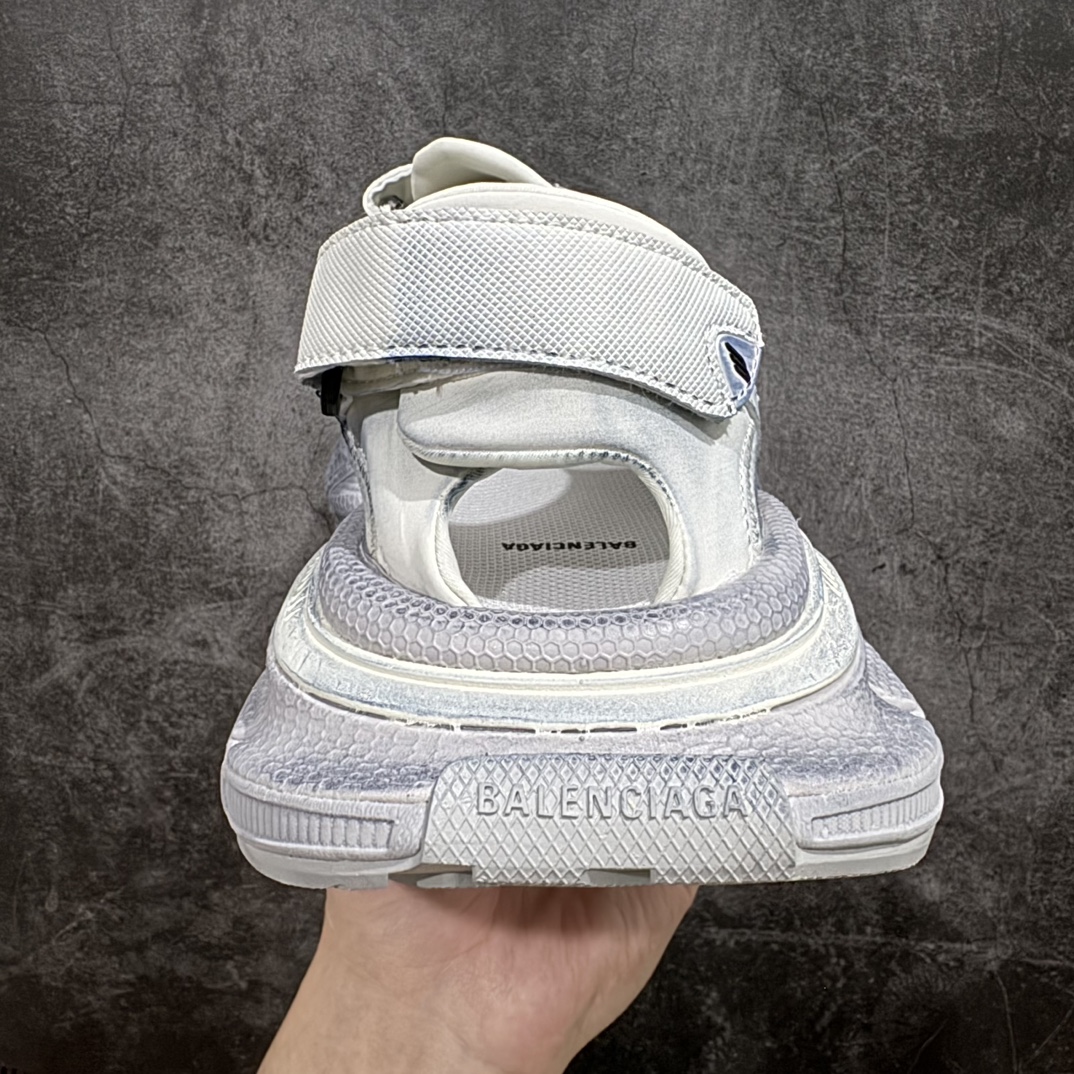 图片[4]-【i8版本】纯原版本Balenciagav 3XL SANDAL巴黎世家 白色 聚氨酯舒适百搭沙滩凉鞋该鞋款的外观设计走在时尚前沿，简约休闲的风格适合日常穿搭，其独特的风格款式构成了品牌身份重要的一部分。n做旧工艺采用手工制作完成，每款鞋的做旧程度、大小及范围具有一定的差异性，或不对称性，请知悉。 货号：786956 W3XLT 1000  尺码：35 36 37 38 39 40 41 42 43 44 45 46 编码：T1390410-鞋库