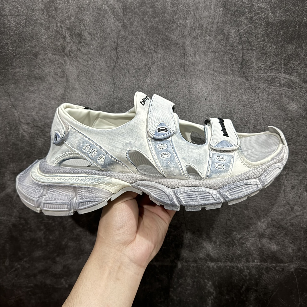 【i8版本】纯原版本Balenciagav 3XL SANDAL巴黎世家 白色 聚氨酯舒适百搭沙滩凉鞋该鞋款的外观设计走在时尚前沿，简约休闲的风格适合日常穿搭，其独特的风格款式构成了品牌身份重要的一部分。n做旧工艺采用手工制作完成，每款鞋的做旧程度、大小及范围具有一定的差异性，或不对称性，请知悉。 货号：786956 W3XLT 1000  尺码：35 36 37 38 39 40 41 42 43 44 45 46 编码：T1390410-鞋库