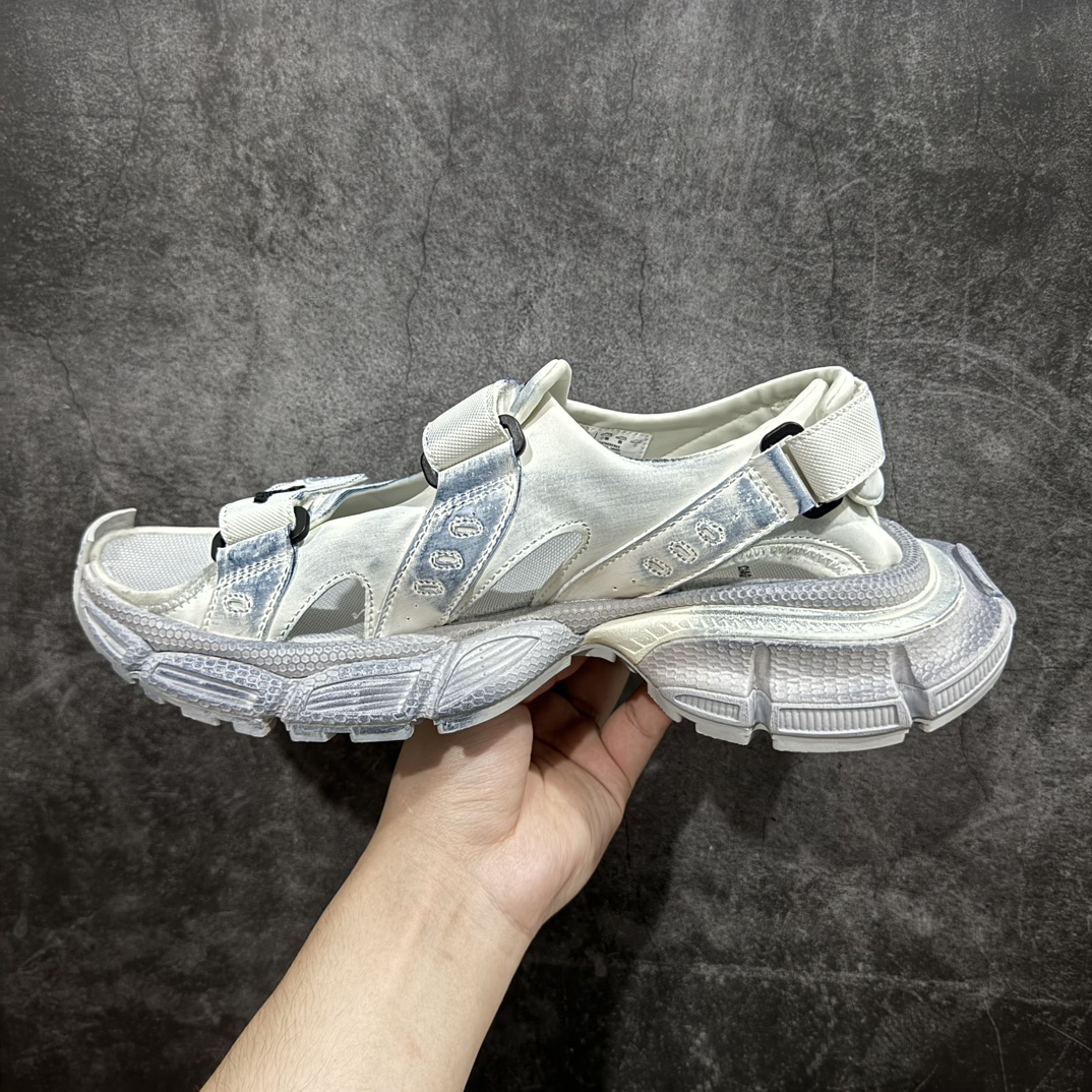 图片[2]-【i8版本】纯原版本Balenciagav 3XL SANDAL巴黎世家 白色 聚氨酯舒适百搭沙滩凉鞋该鞋款的外观设计走在时尚前沿，简约休闲的风格适合日常穿搭，其独特的风格款式构成了品牌身份重要的一部分。n做旧工艺采用手工制作完成，每款鞋的做旧程度、大小及范围具有一定的差异性，或不对称性，请知悉。 货号：786956 W3XLT 1000  尺码：35 36 37 38 39 40 41 42 43 44 45 46 编码：T1390410-鞋库