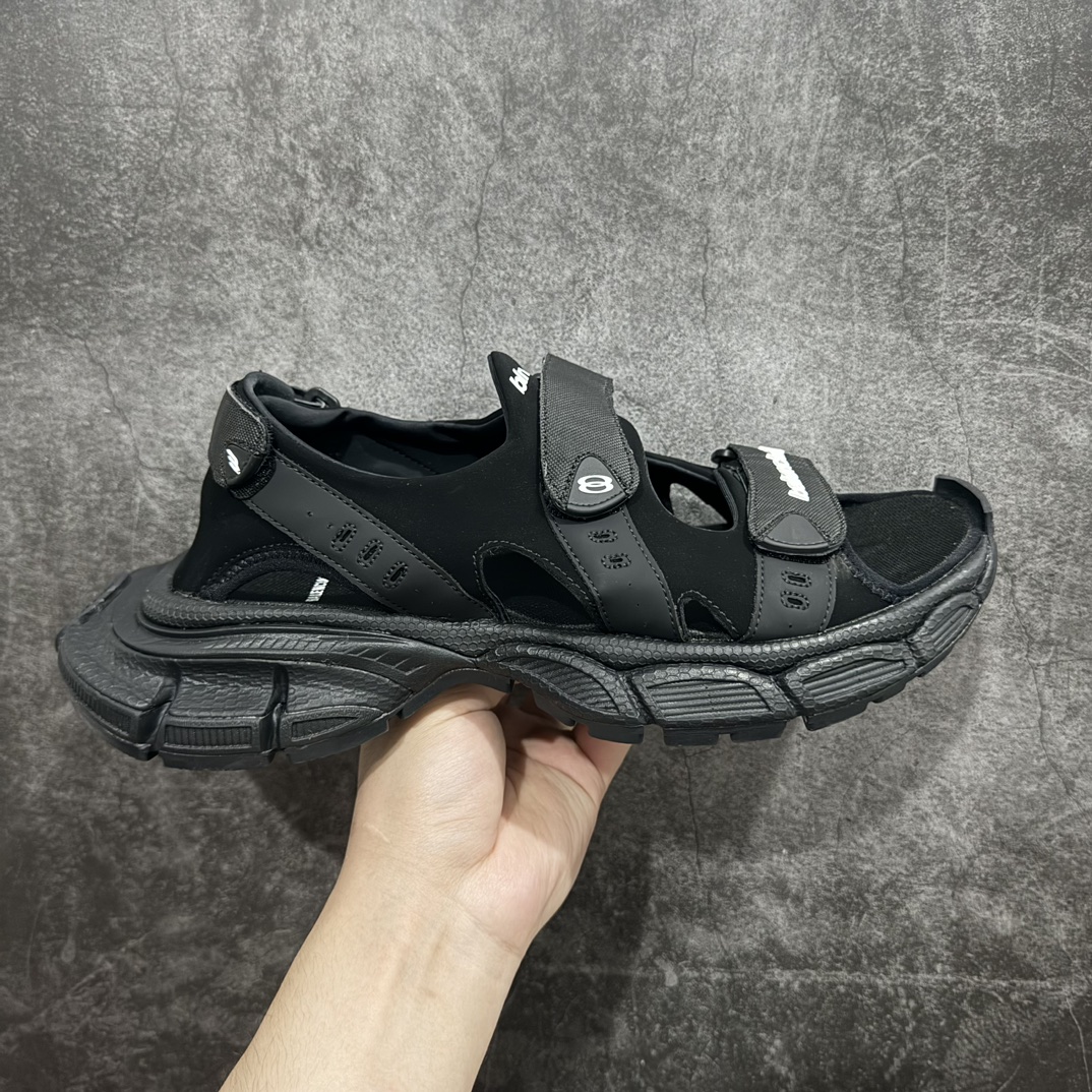 【i8版本】纯原版本Balenciagav 3XL SANDAL巴黎世家 黑色 聚氨酯舒适百搭沙滩凉鞋该鞋款的外观设计走在时尚前沿，简约休闲的风格适合日常穿搭，其独特的风格款式构成了品牌身份重要的一部分。n做旧工艺采用手工制作完成，每款鞋的做旧程度、大小及范围具有一定的差异性，或不对称性，请知悉。 尺码：35 36 37 38 39 40 41 42 43 44 45 46 编码：T1390410-鞋库