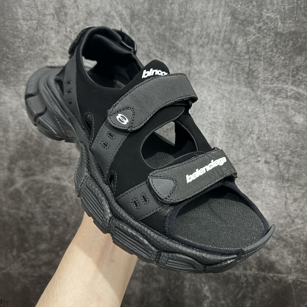 图片[3]-【i8版本】纯原版本Balenciagav 3XL SANDAL巴黎世家 黑色 聚氨酯舒适百搭沙滩凉鞋该鞋款的外观设计走在时尚前沿，简约休闲的风格适合日常穿搭，其独特的风格款式构成了品牌身份重要的一部分。n做旧工艺采用手工制作完成，每款鞋的做旧程度、大小及范围具有一定的差异性，或不对称性，请知悉。 尺码：35 36 37 38 39 40 41 42 43 44 45 46 编码：T1390410-莆田鞋批发中心