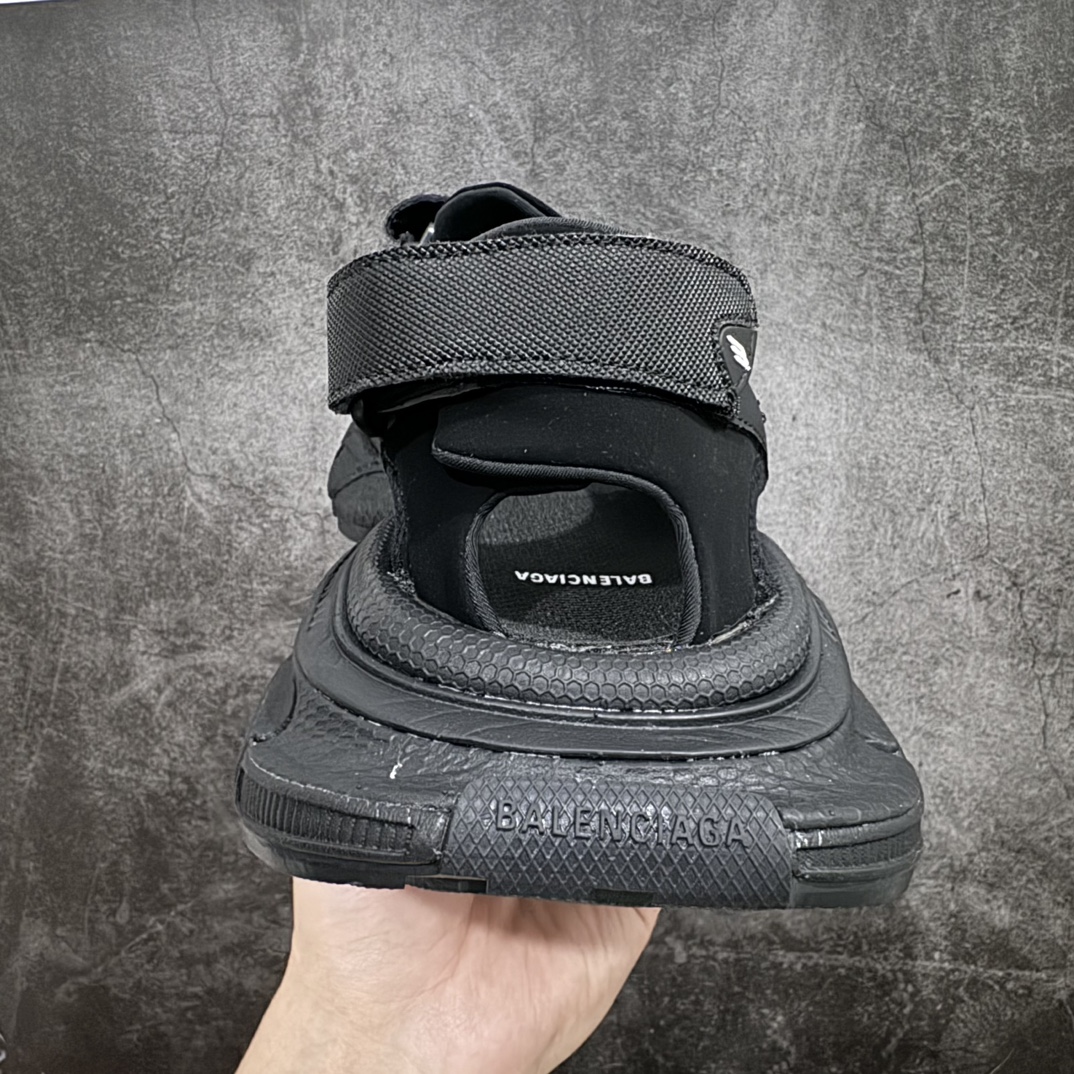 图片[4]-【i8版本】纯原版本Balenciagav 3XL SANDAL巴黎世家 黑色 聚氨酯舒适百搭沙滩凉鞋该鞋款的外观设计走在时尚前沿，简约休闲的风格适合日常穿搭，其独特的风格款式构成了品牌身份重要的一部分。n做旧工艺采用手工制作完成，每款鞋的做旧程度、大小及范围具有一定的差异性，或不对称性，请知悉。 尺码：35 36 37 38 39 40 41 42 43 44 45 46 编码：T1390410-莆田鞋批发中心