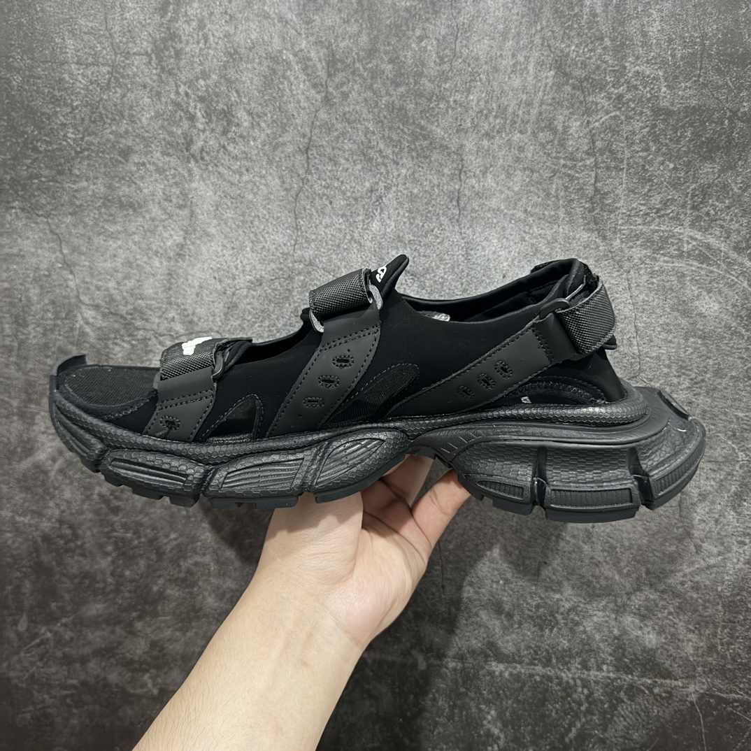 图片[2]-【i8版本】纯原版本Balenciagav 3XL SANDAL巴黎世家 黑色 聚氨酯舒适百搭沙滩凉鞋该鞋款的外观设计走在时尚前沿，简约休闲的风格适合日常穿搭，其独特的风格款式构成了品牌身份重要的一部分。n做旧工艺采用手工制作完成，每款鞋的做旧程度、大小及范围具有一定的差异性，或不对称性，请知悉。 尺码：35 36 37 38 39 40 41 42 43 44 45 46 编码：T1390410-莆田鞋批发中心