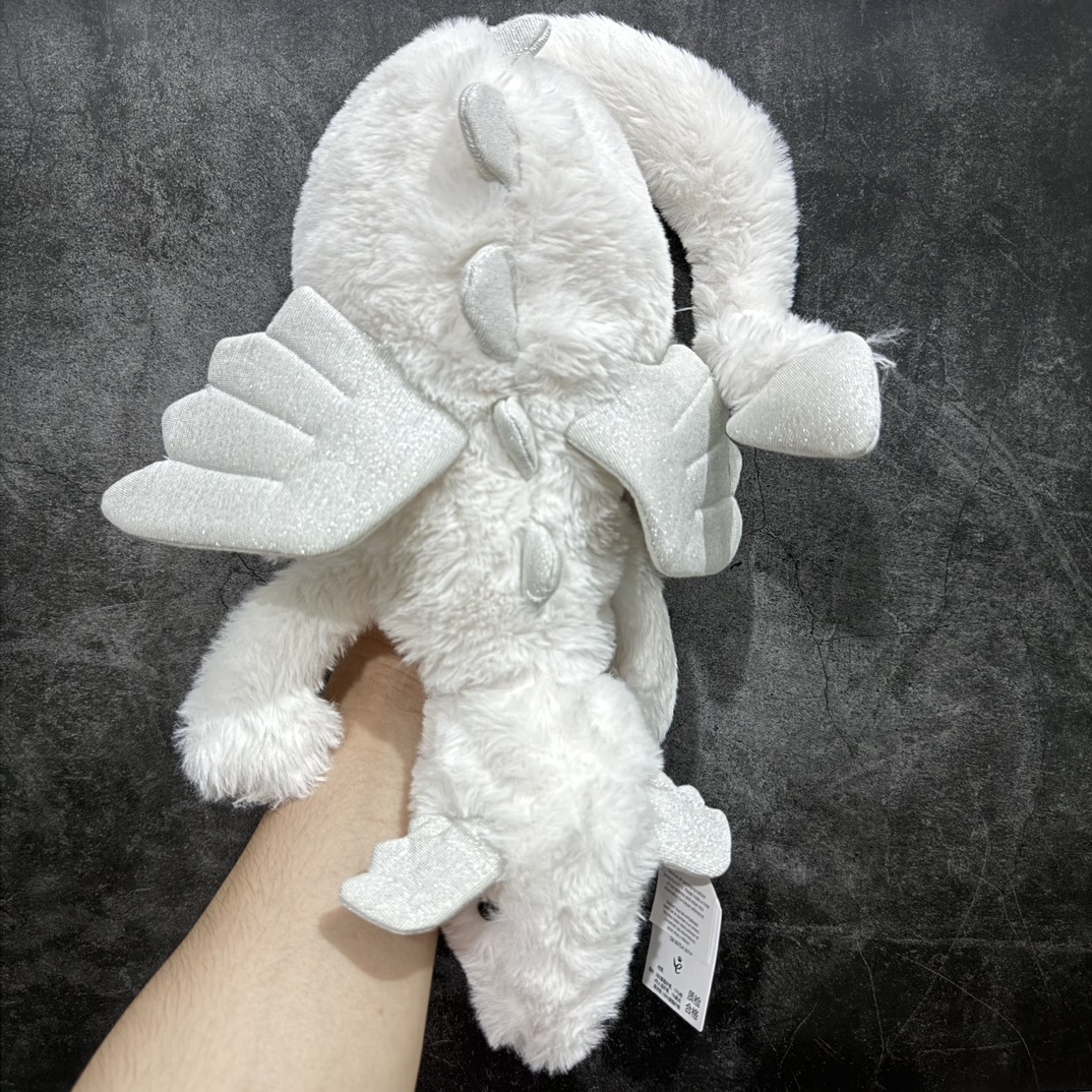 图片[3]-JELLYCAT 动物系列 动物 雪龙 有趣 白色 玩偶 毛绒公仔 50cm长nn全网最🔥Jellycat系列！n这次给大家一次性全全都上齐！n不仅仅是幼儿的陪伴玩偶更加是成年大儿童情绪价值的回收站nn还记得你的第一个毛绒玩偶是什么吗？n毛绒玩偶是我们童年时期的记忆和情感联系，可以唤起我们对过去美好时光的回忆。nn在寒冷或孤独的时刻，抱着毛绒玩偶可以给人一种温暖和安慰的感觉，帮助我们克服负面情绪。nn现在真的是越来越多成年人喜欢Jc玩偶🧸n这样一个品牌，在它的眼里，即使小朋友长大了，也还是需要可爱玩偶哄的，这就是被年轻人疯狂喜爱的JELLYCAT品牌。当玩偶有了不一样的人设、人格和故事，甚至拥有了自己的生活轨迹，即使从工厂批量生产的玩偶，也是人们心目中独一无二的。nn准备礼物还是要看JC，配有原装jc蓝色收纳袋n♻材质都是过出口欧盟en7标准的，没有任何异味，放心给孩子玩，这款不会掉毛nn以下玩偶，全部都是网上大热门的！n有绝版，有最新款，也有很难抢到的系列！n你所需要的 这里都有！n之前还没更上jc系列的，这次一定不要错过。n注意：毛绒玩具弄脏不退换 编码：G160180-鞋库